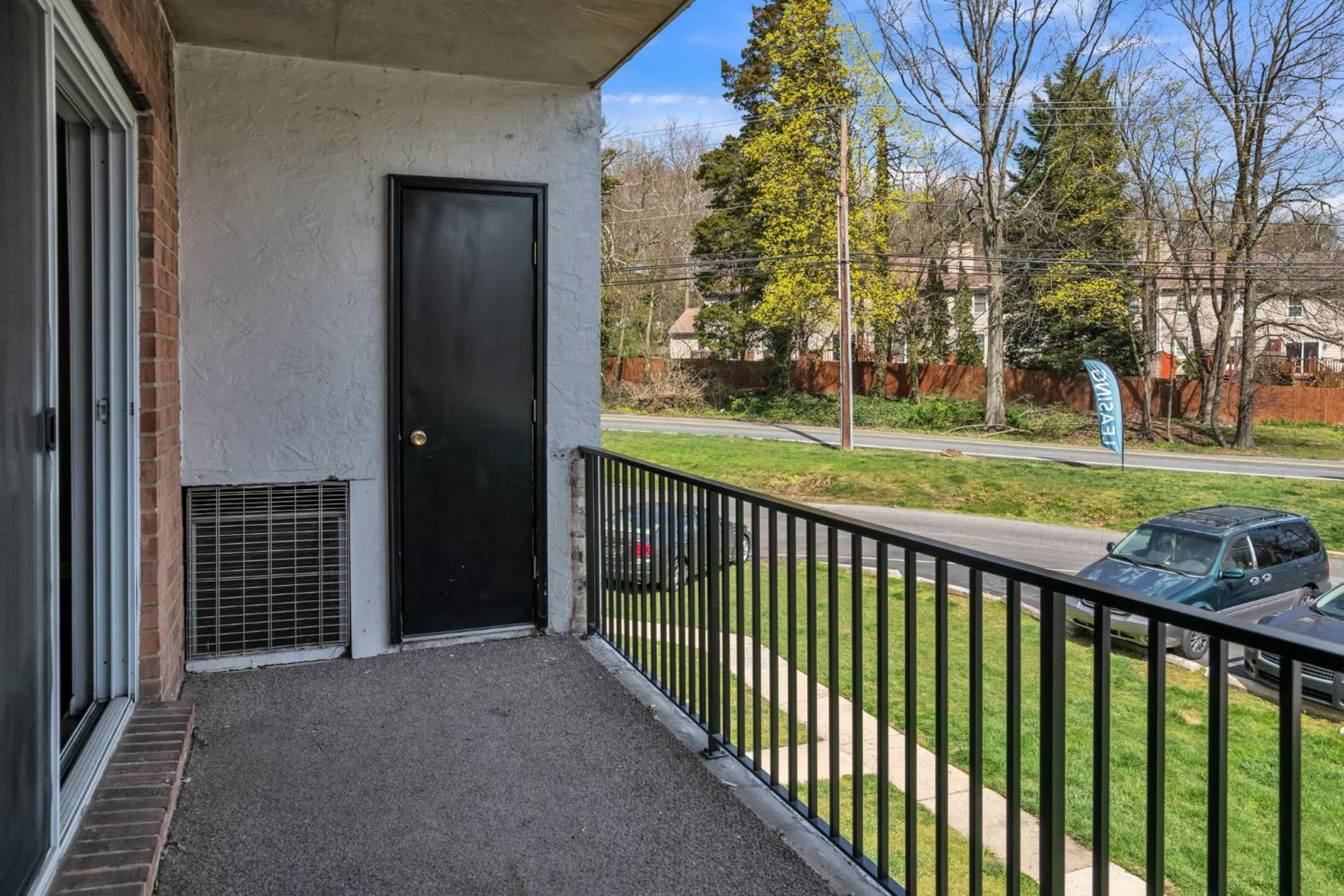 Luxury On A Budget! Spacious Retreat Awaits view 2