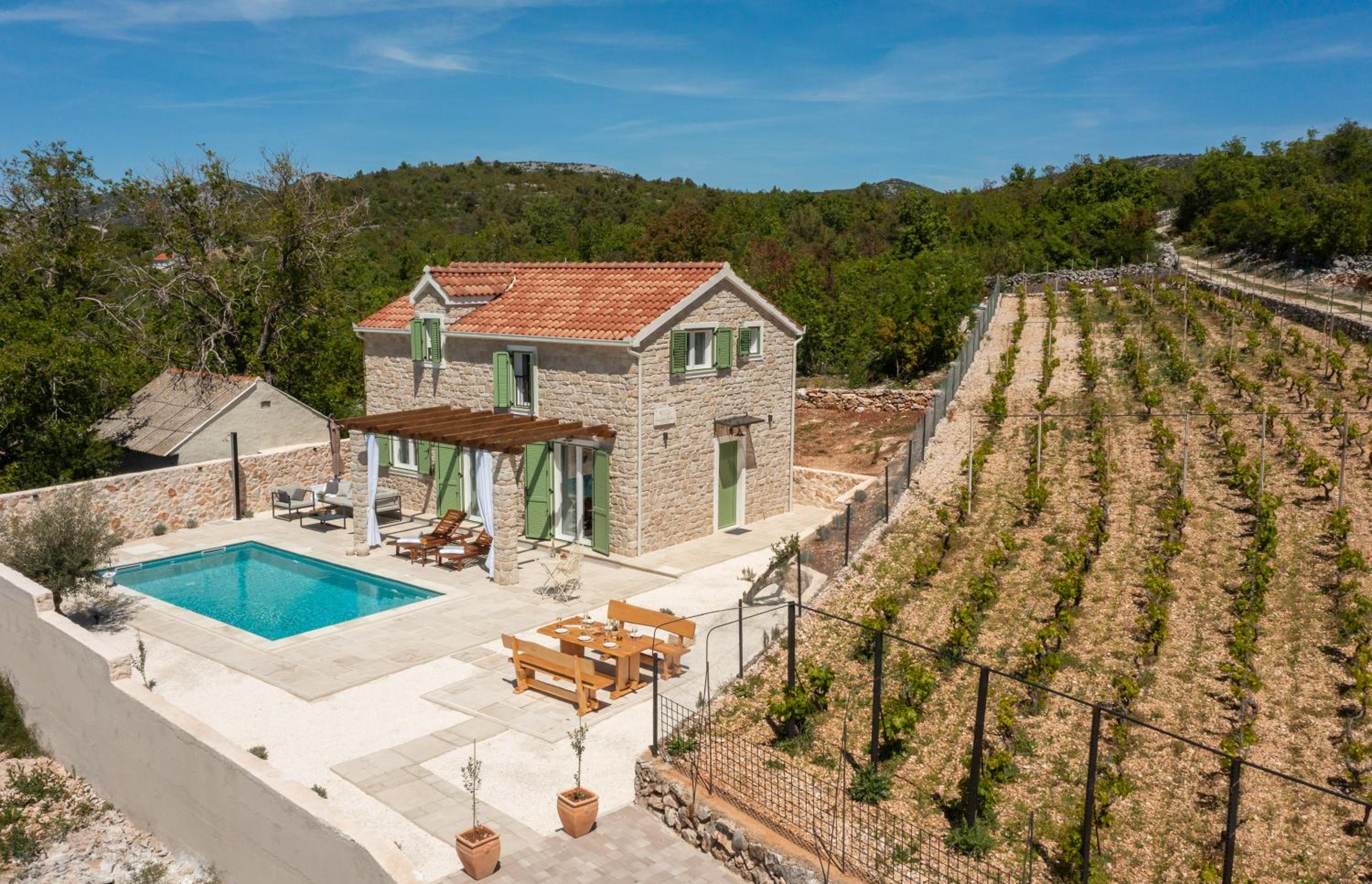 Villa Cavalleria Rusticana with heated pool and vineyard photo 3