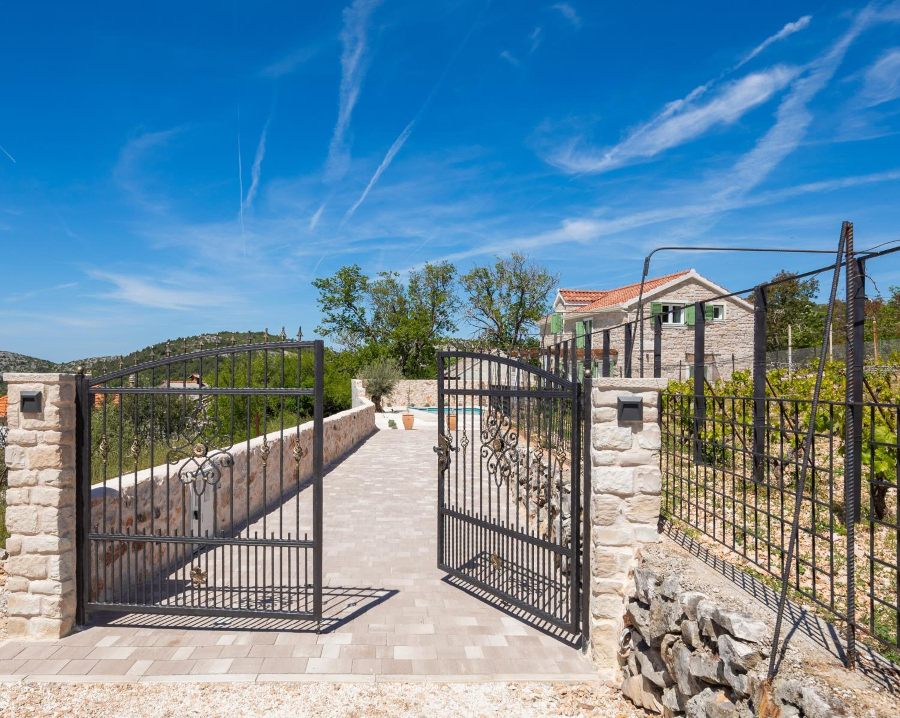 Villa Cavalleria Rusticana with heated pool and vineyard