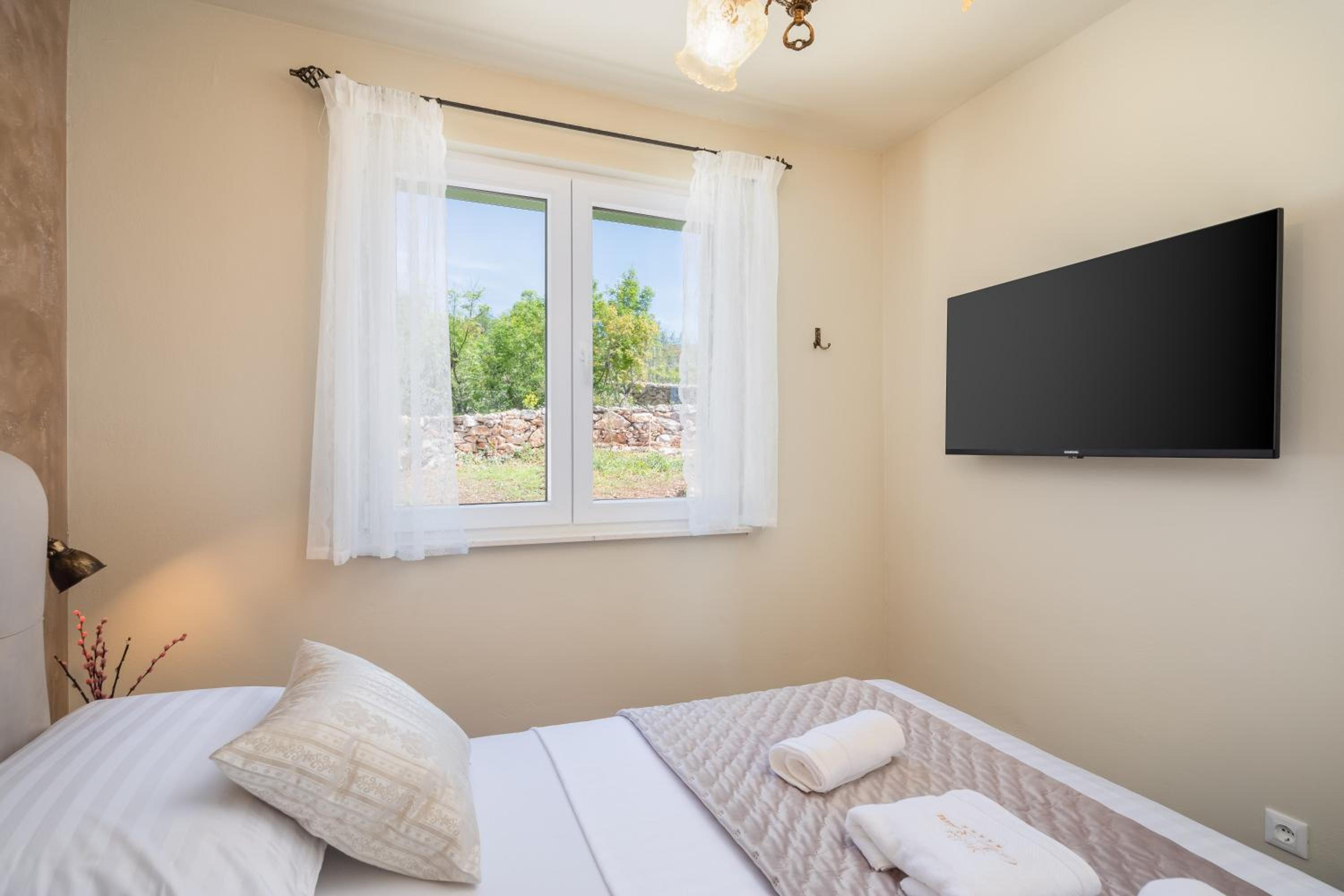 Villa Cavalleria Rusticana with heated pool and vineyard
