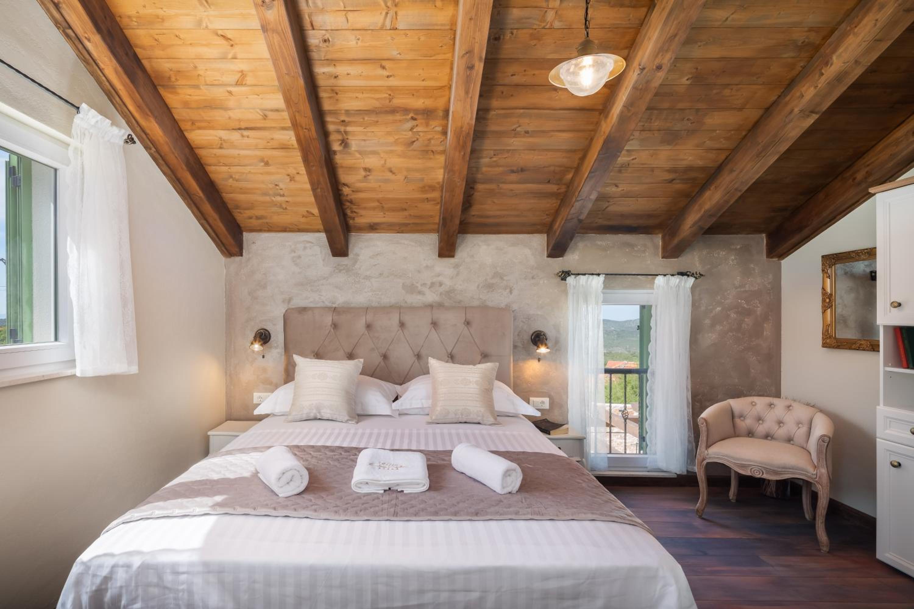 Villa Cavalleria Rusticana with heated pool and vineyard