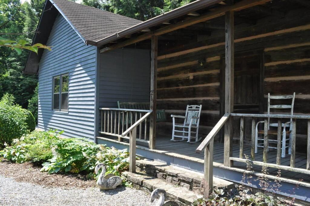 Restored1850s log cabin, with gazebo and gardens! 1 mile to downtown Weaverville