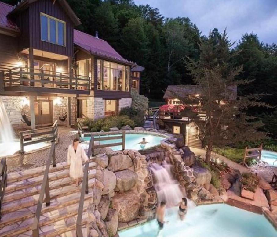 Tremblant Village Retreat!Steps to hill & trails