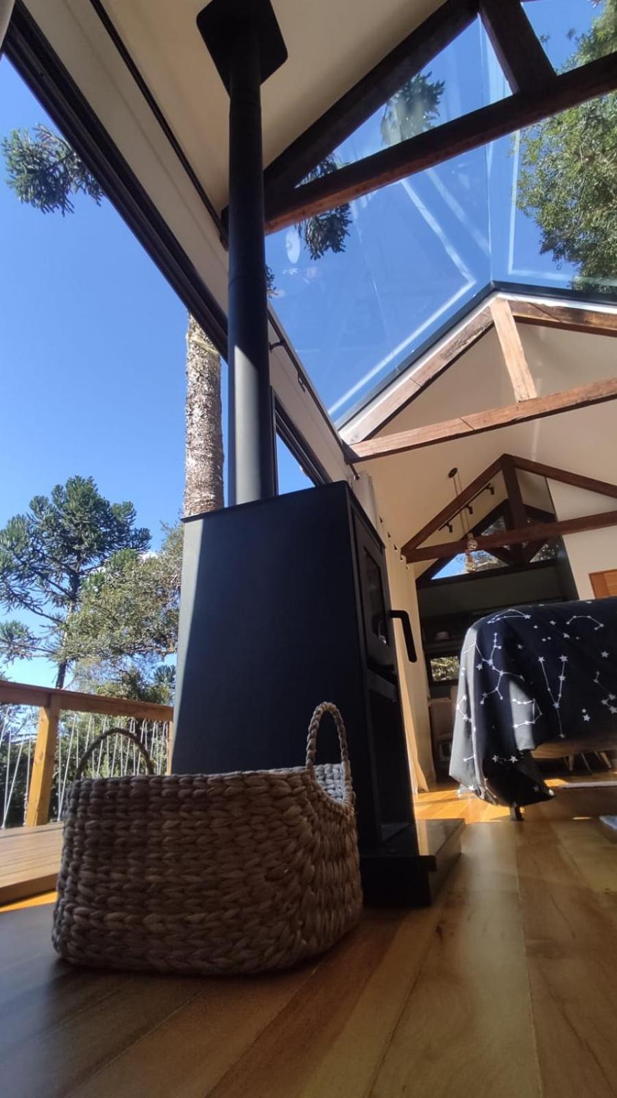 Casa na árvore com banheira de imersão e lareira