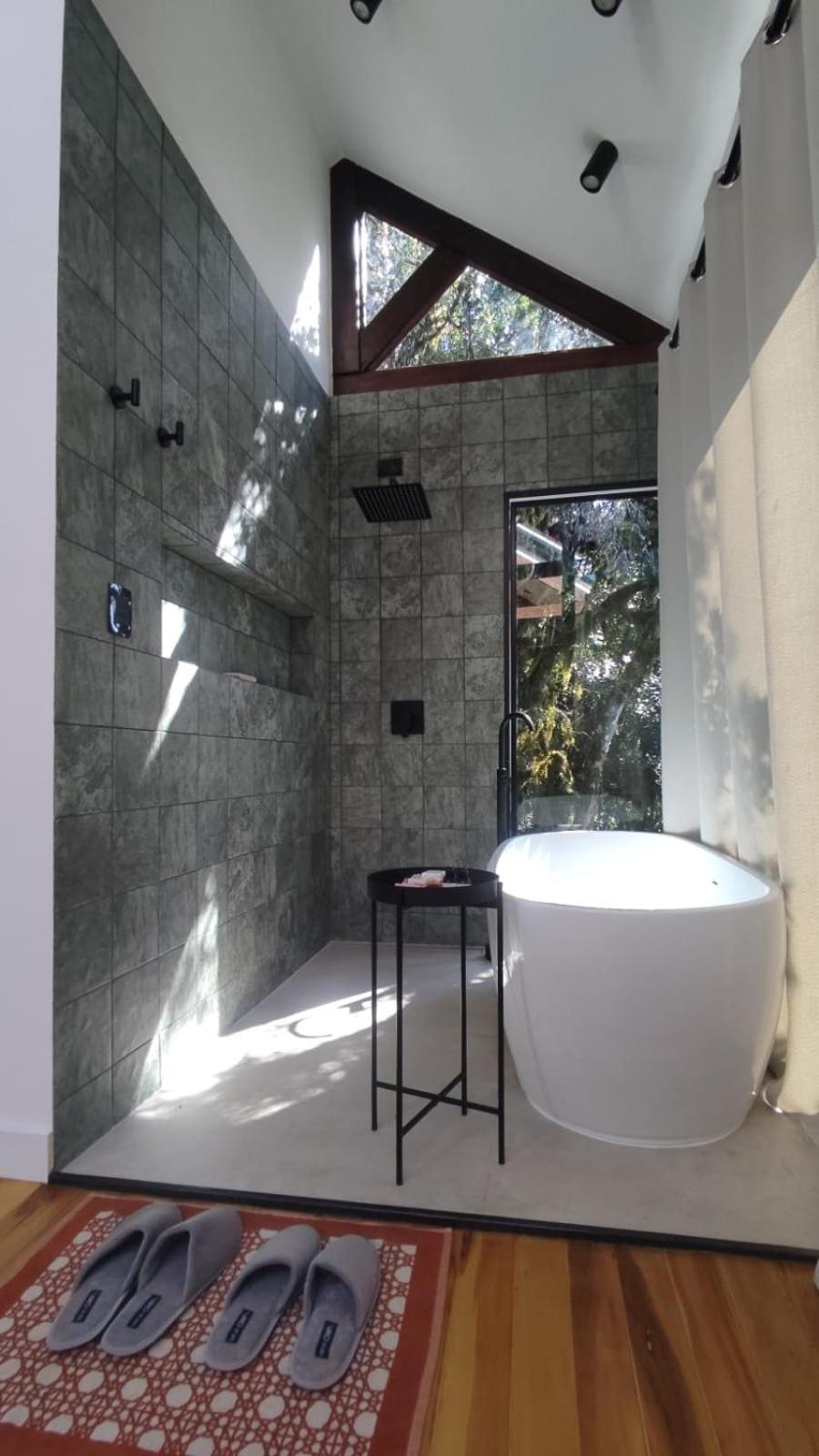 Casa na árvore com banheira de imersão e lareira