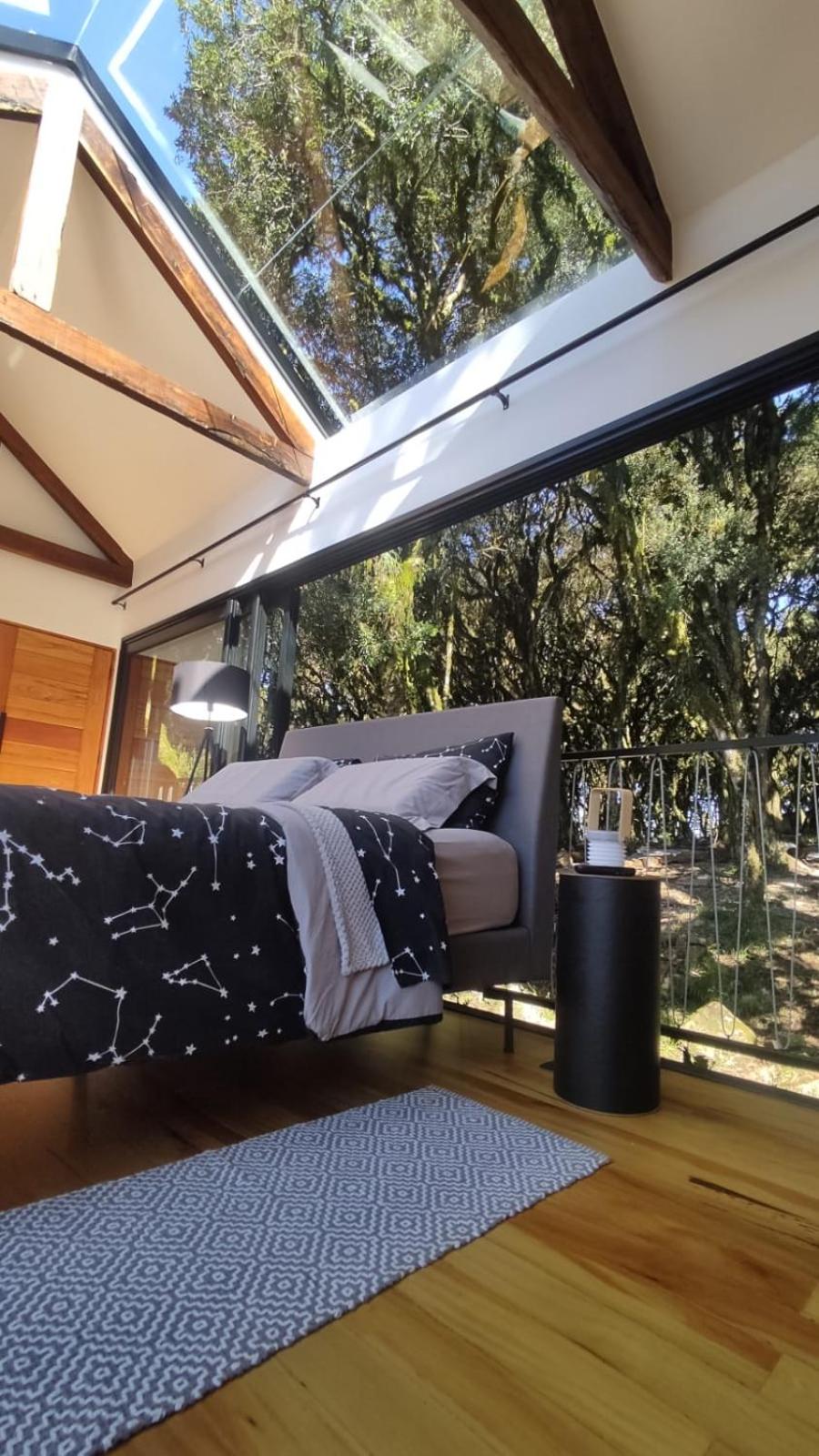 Casa na árvore com banheira de imersão e lareira