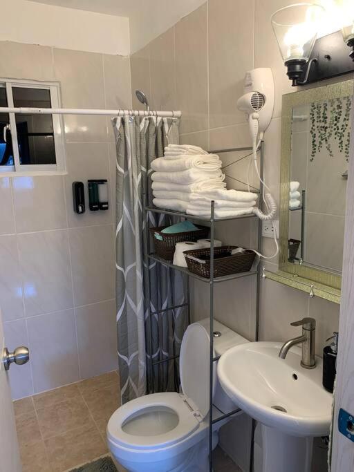 Sunrise Stays-Airport and zona colonial 15 minutes Beach 20 minutes view 4