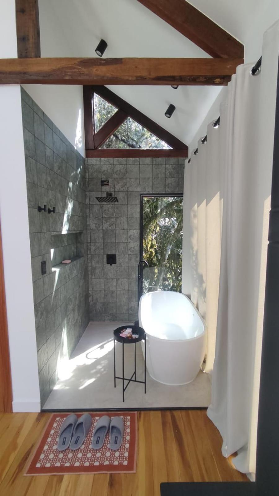 Casa na árvore com banheira de imersão e lareira