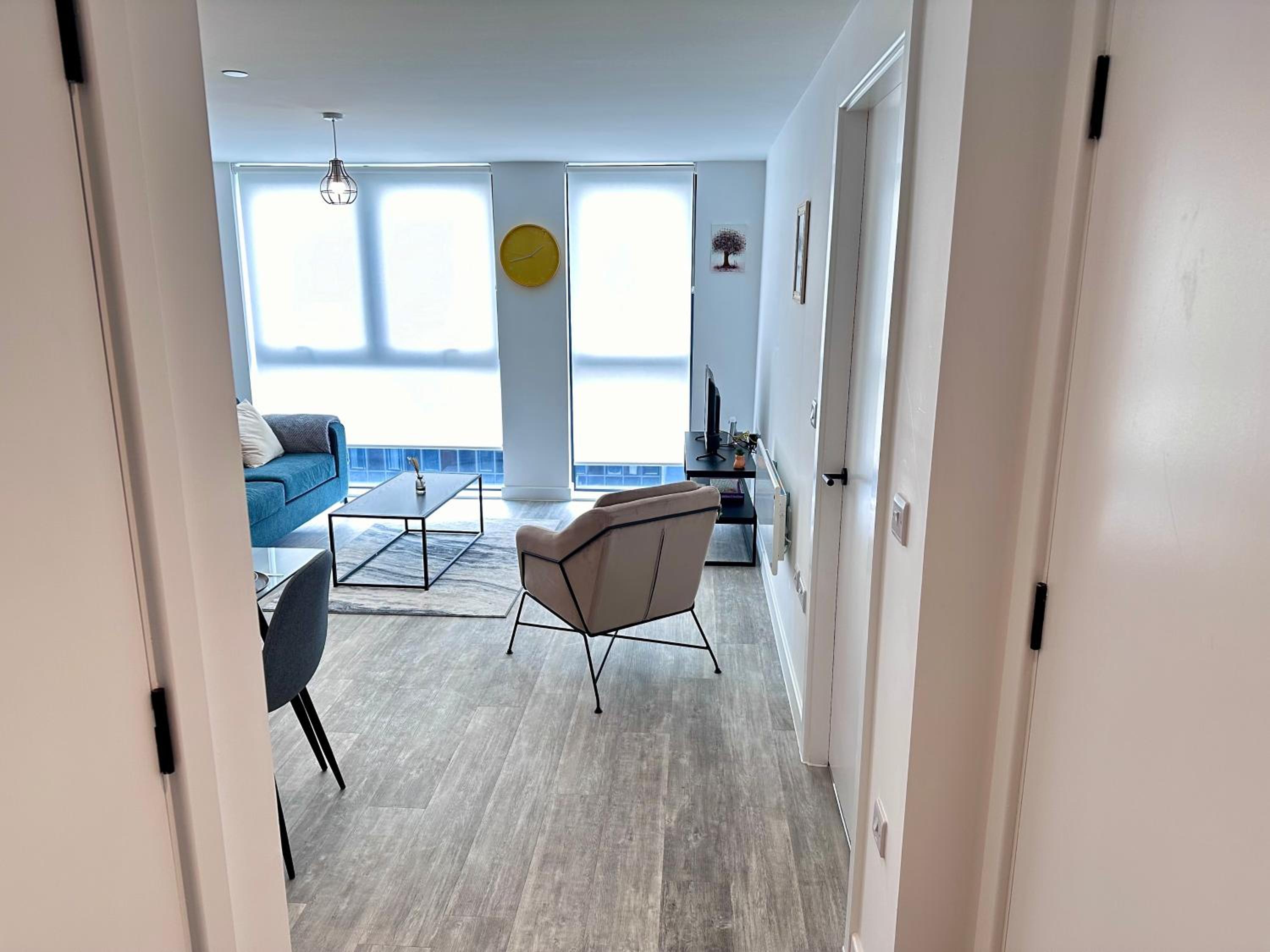 Fresh 2Bed 2Bath Apartment 2mins drive to Man Utd Stadium view 3