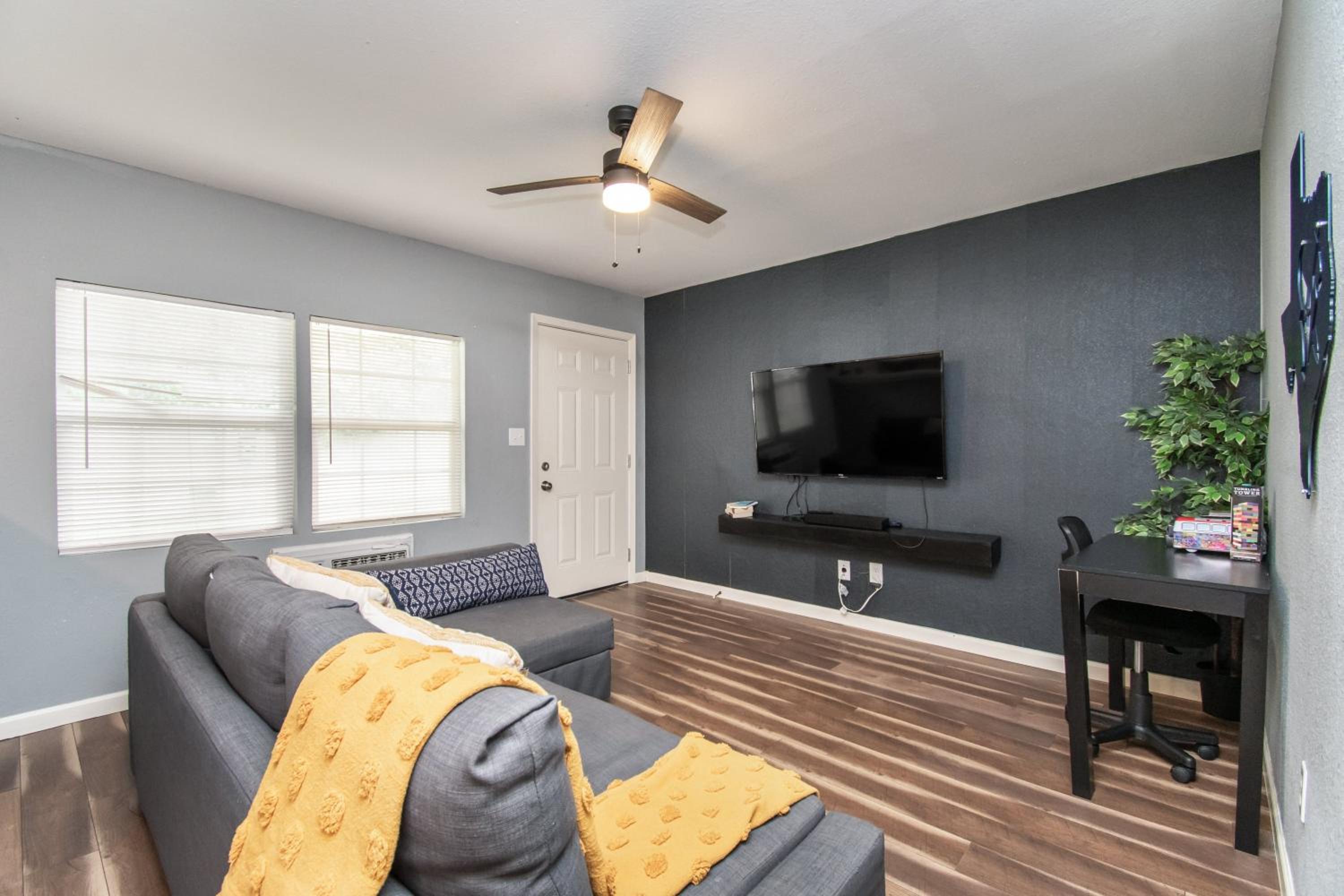 HTX King Bed Apt I Sleeps 12 I Parking I MedCenter view 3