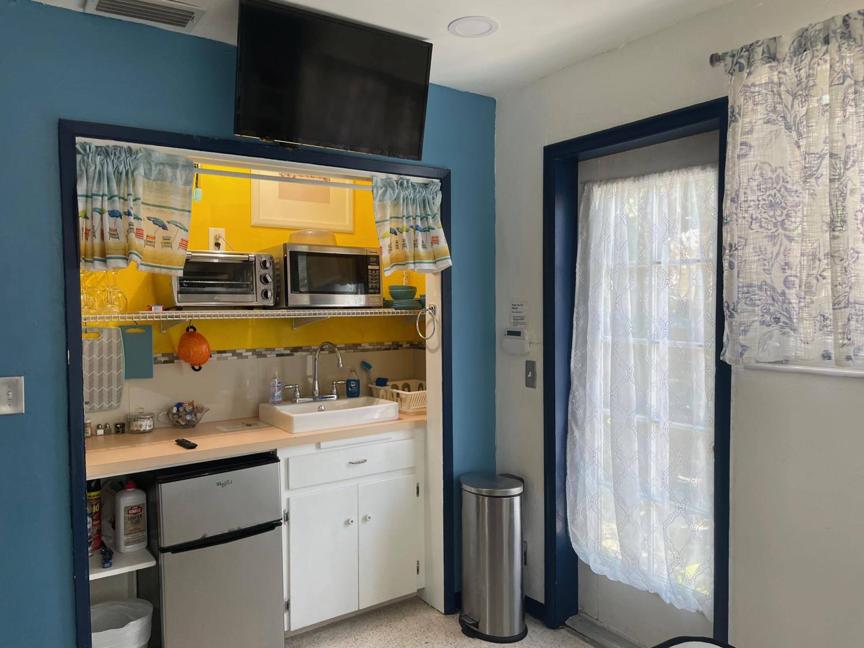 Tropical Classic Retro Florida, Private 2 bedroom Suite with Best Location view 5
