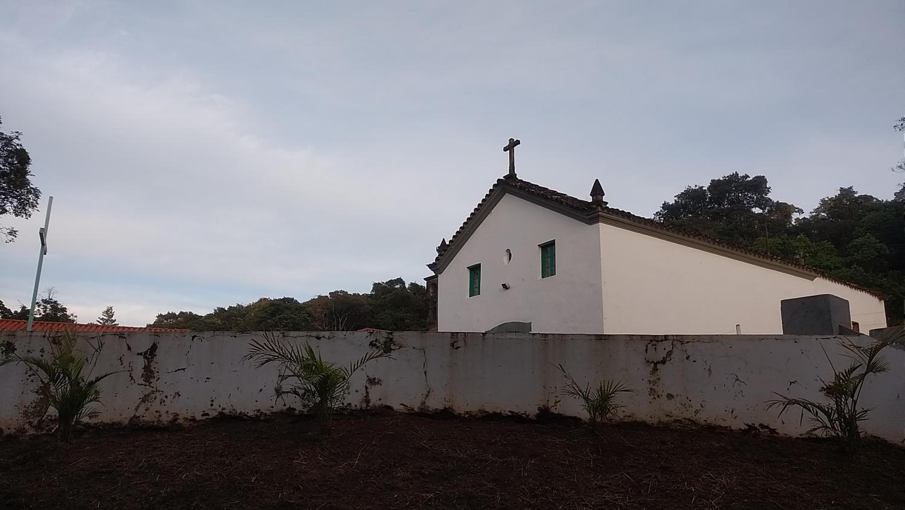 Chalé na floresta com varanda
