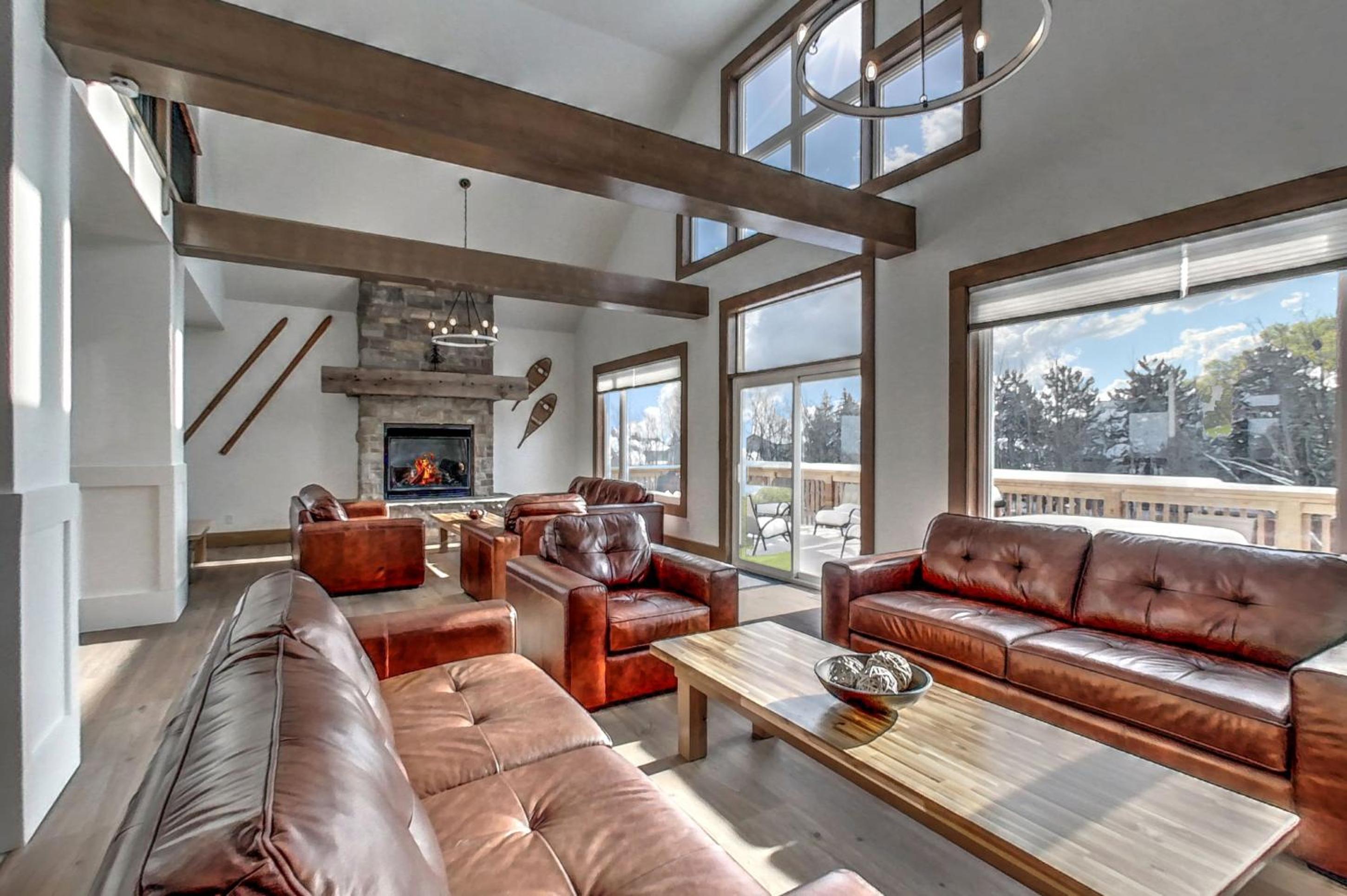 Luxury Cottage at Blue Mountain, Private Beach Access, BBQ, Hot Tub, 7 baths