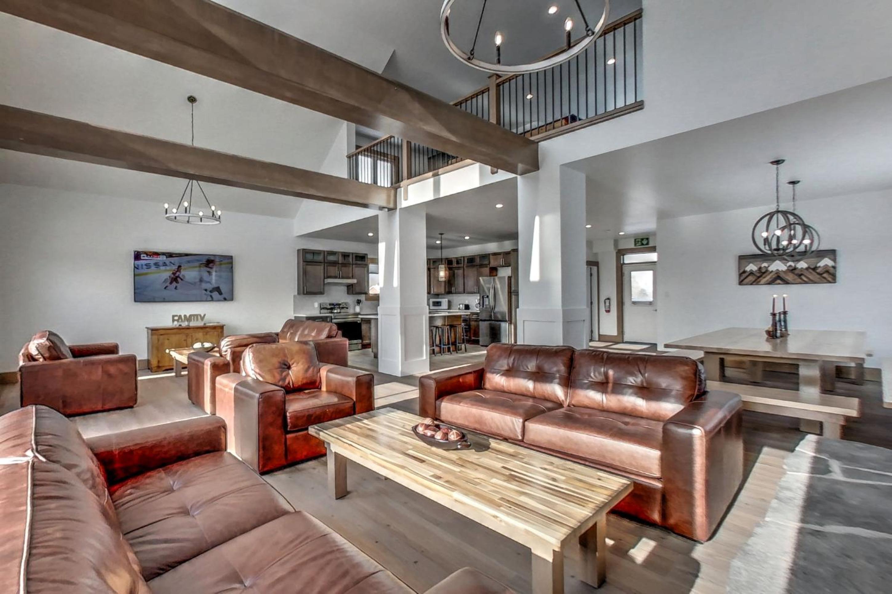 Luxury Cottage at Blue Mountain, Private Beach Access, BBQ, Hot Tub, 7 baths