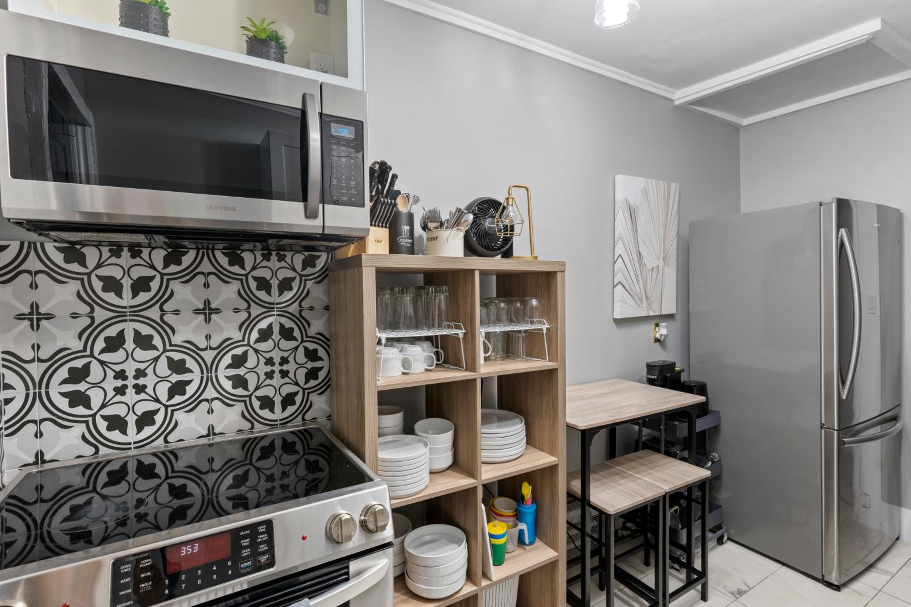 7BR house 19 ppl DT Windsor WD Free Parking
