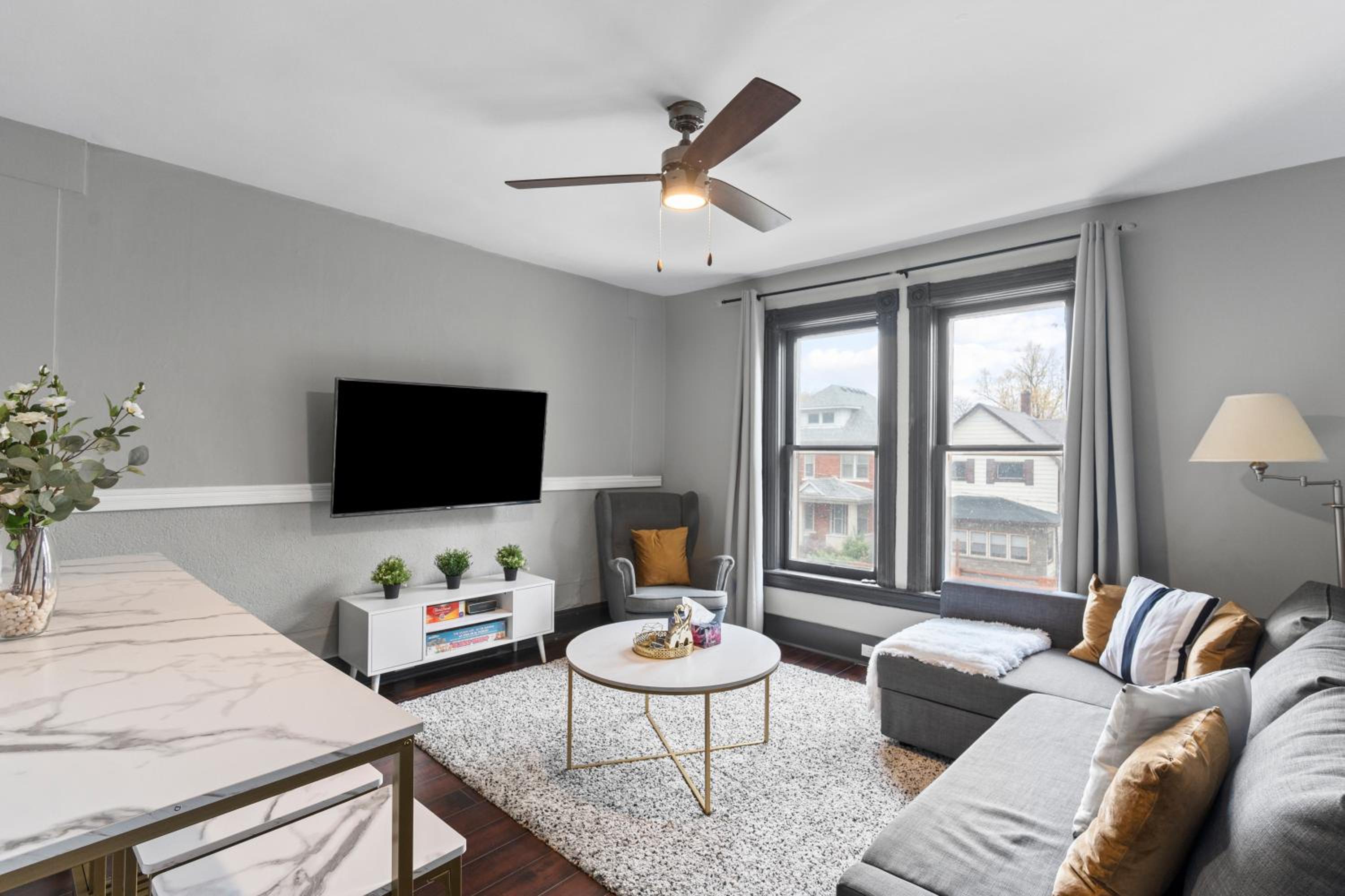 7BR house 19 ppl DT Windsor WD Free Parking