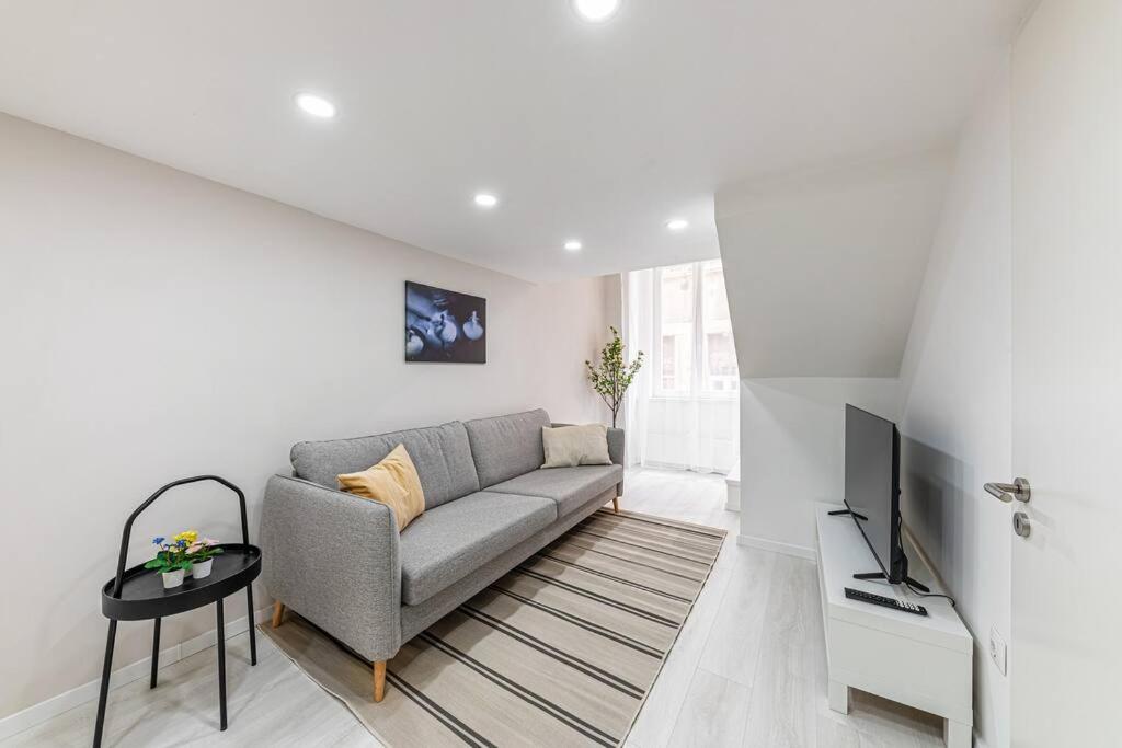 2 Bedroom Large Kitchen Flat on M1 Metro view 2