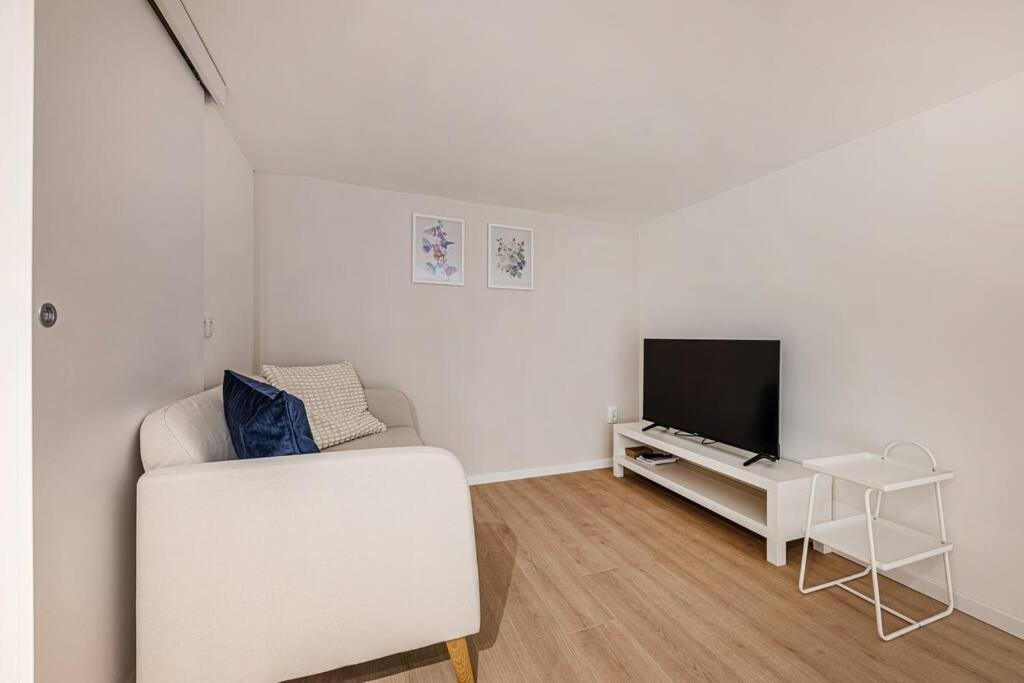 2 Bedroom Large Kitchen Flat on M1 Metro view 3