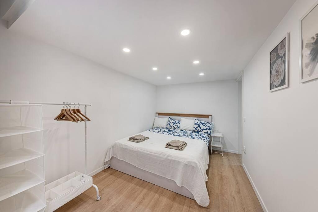2 Bedroom Large Kitchen Flat on M1 Metro view 4