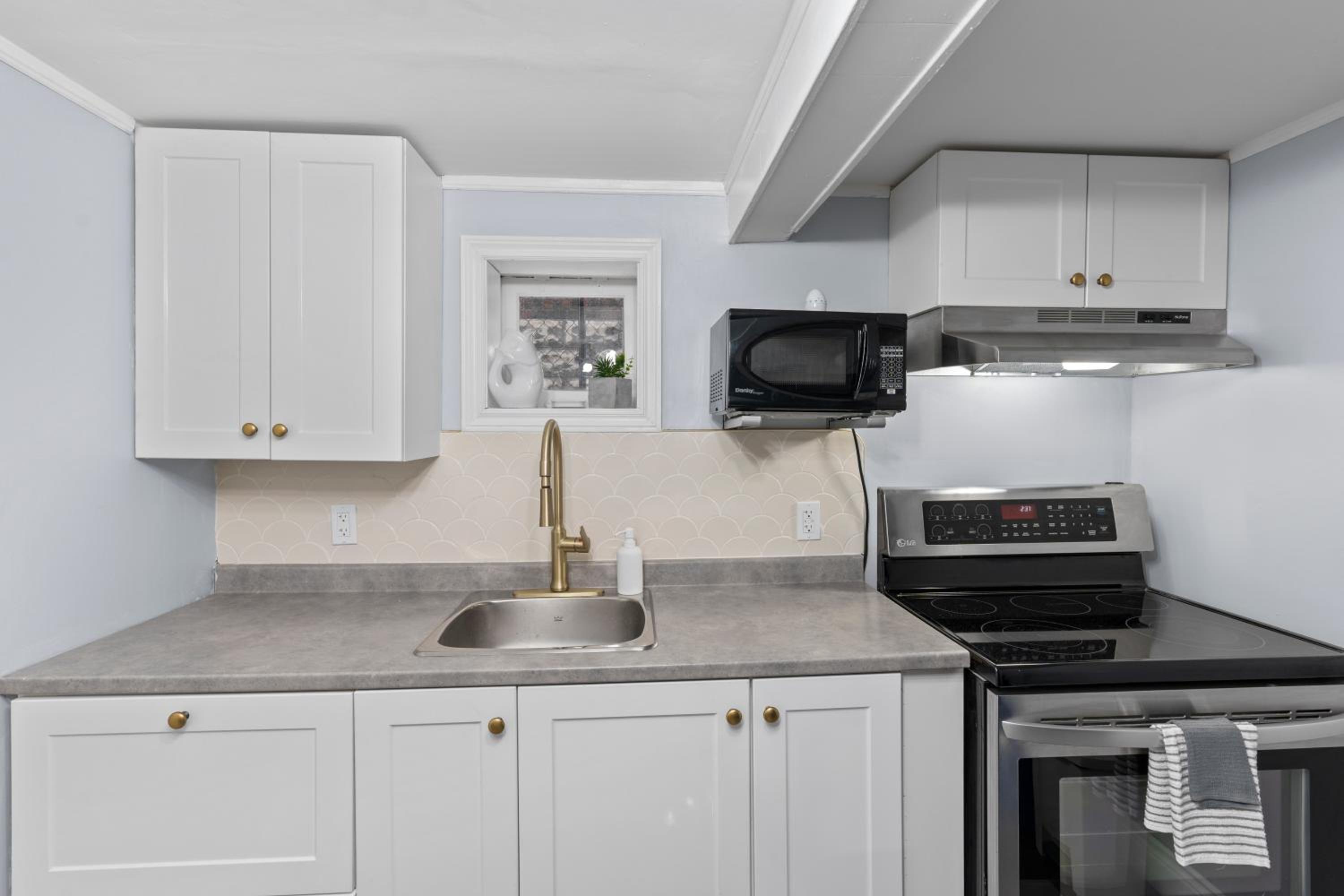 7BR house 19 ppl DT Windsor WD Free Parking