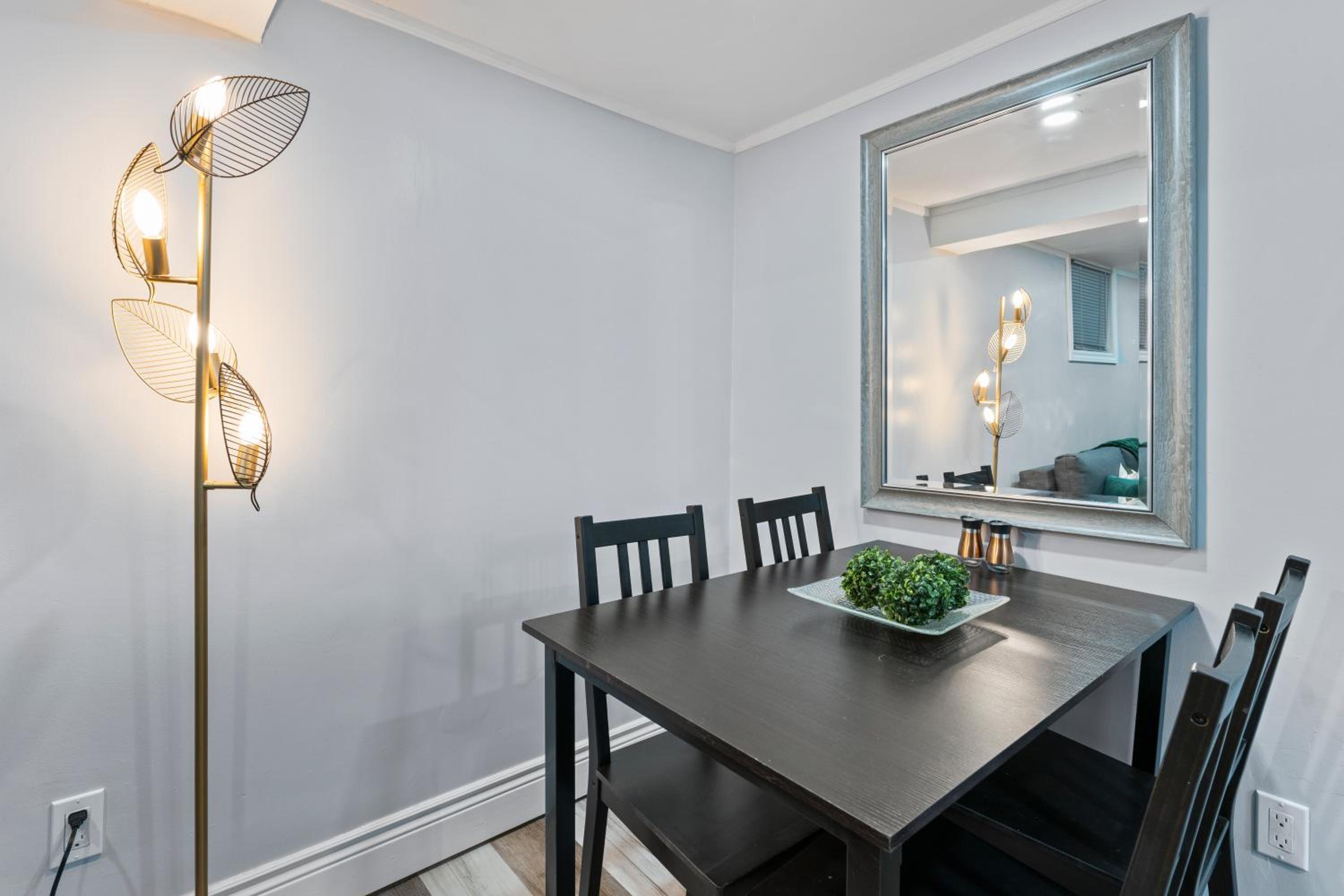 7BR house 19 ppl DT Windsor WD Free Parking