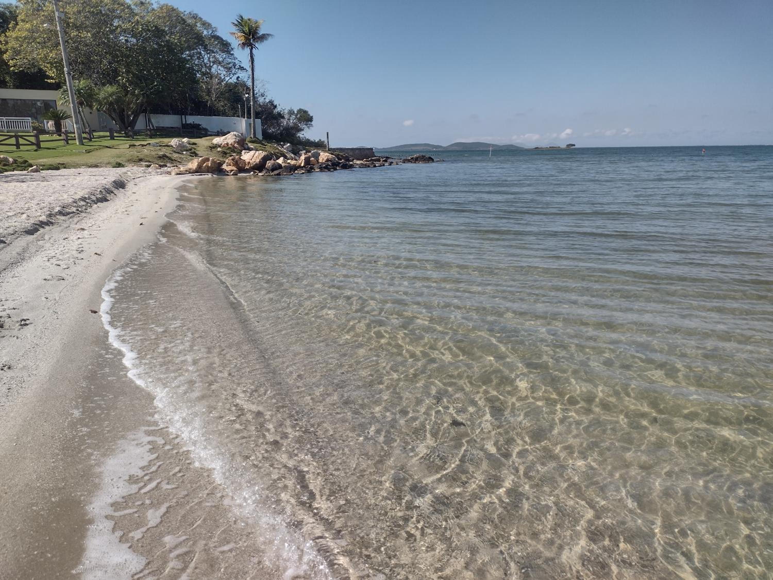 Piscina e praia em condomínio fechado.