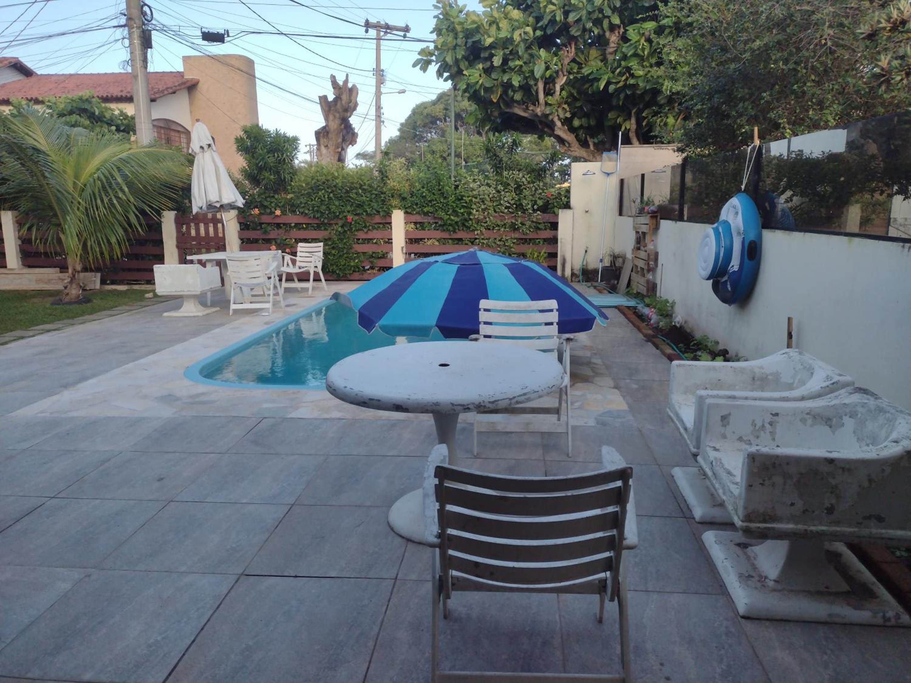 Piscina e praia em condomínio fechado.