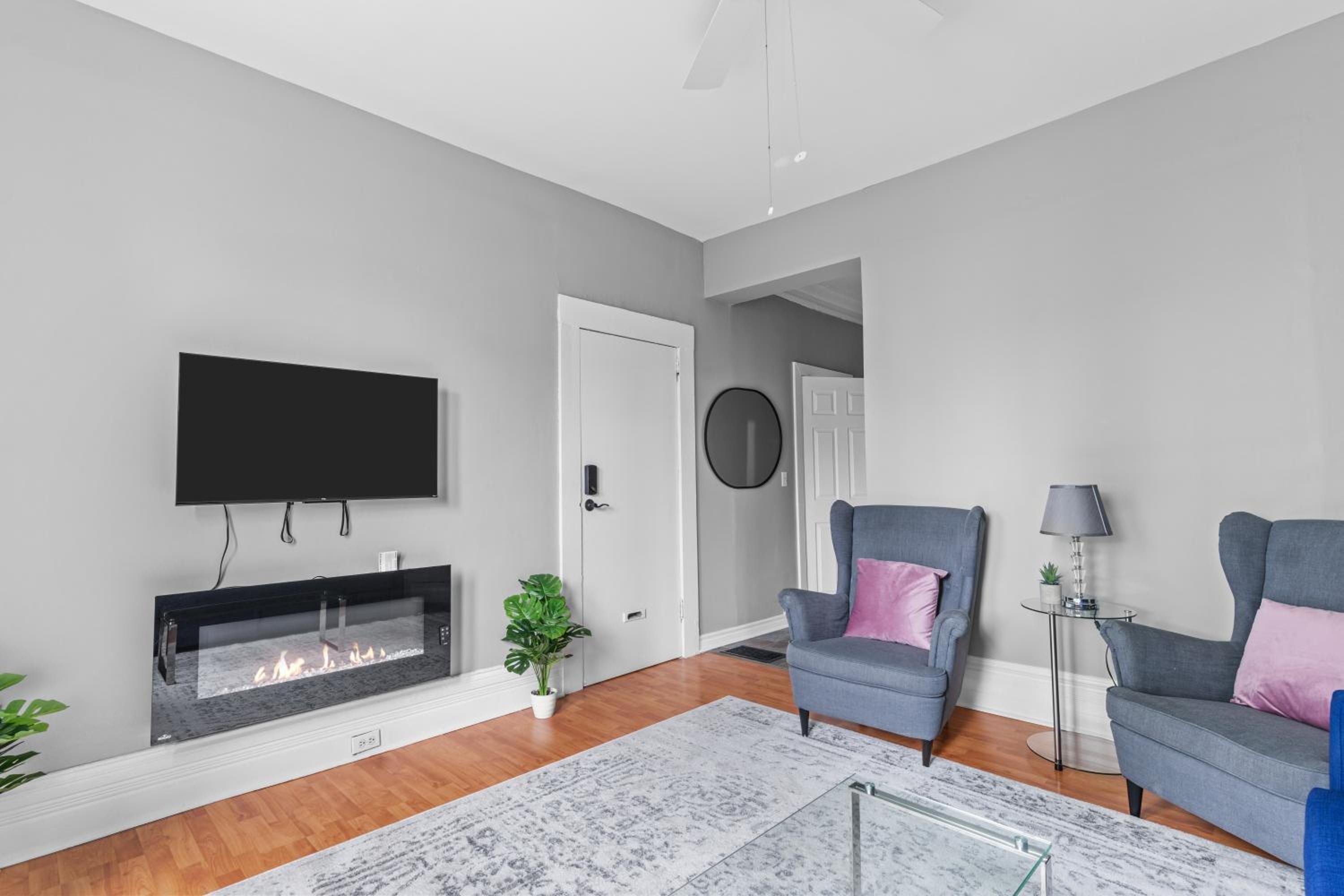 7BR house 19 ppl DT Windsor WD Free Parking