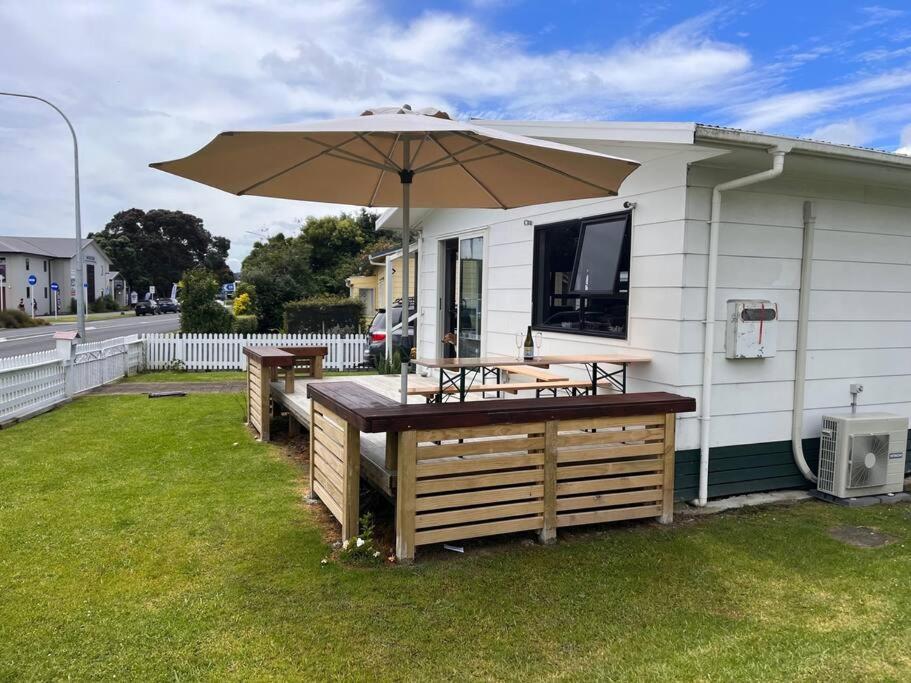 Kopu Cottage - in the heart of Raglan. view 3
