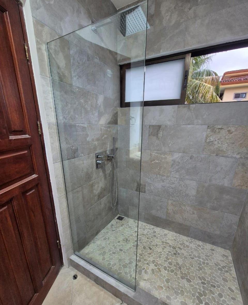 Beautiful newly refurbished 2 bedroom 2 Bathroom 2nd floor condo