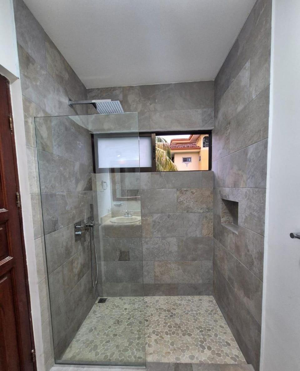 Beautiful newly refurbished 2 bedroom 2 Bathroom 2nd floor condo