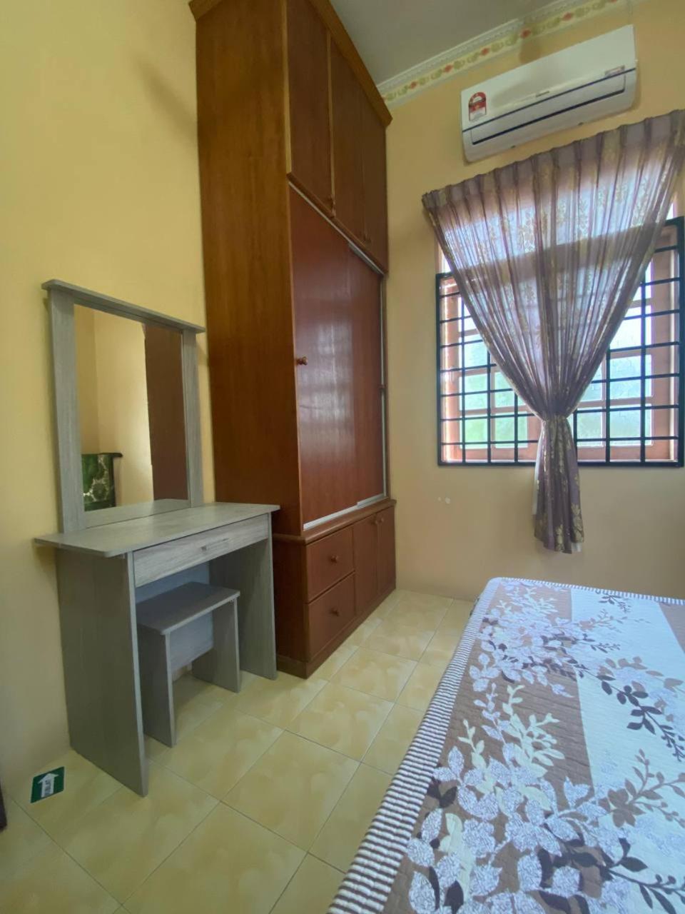UMMI HOMESTAY Manir KT view 3