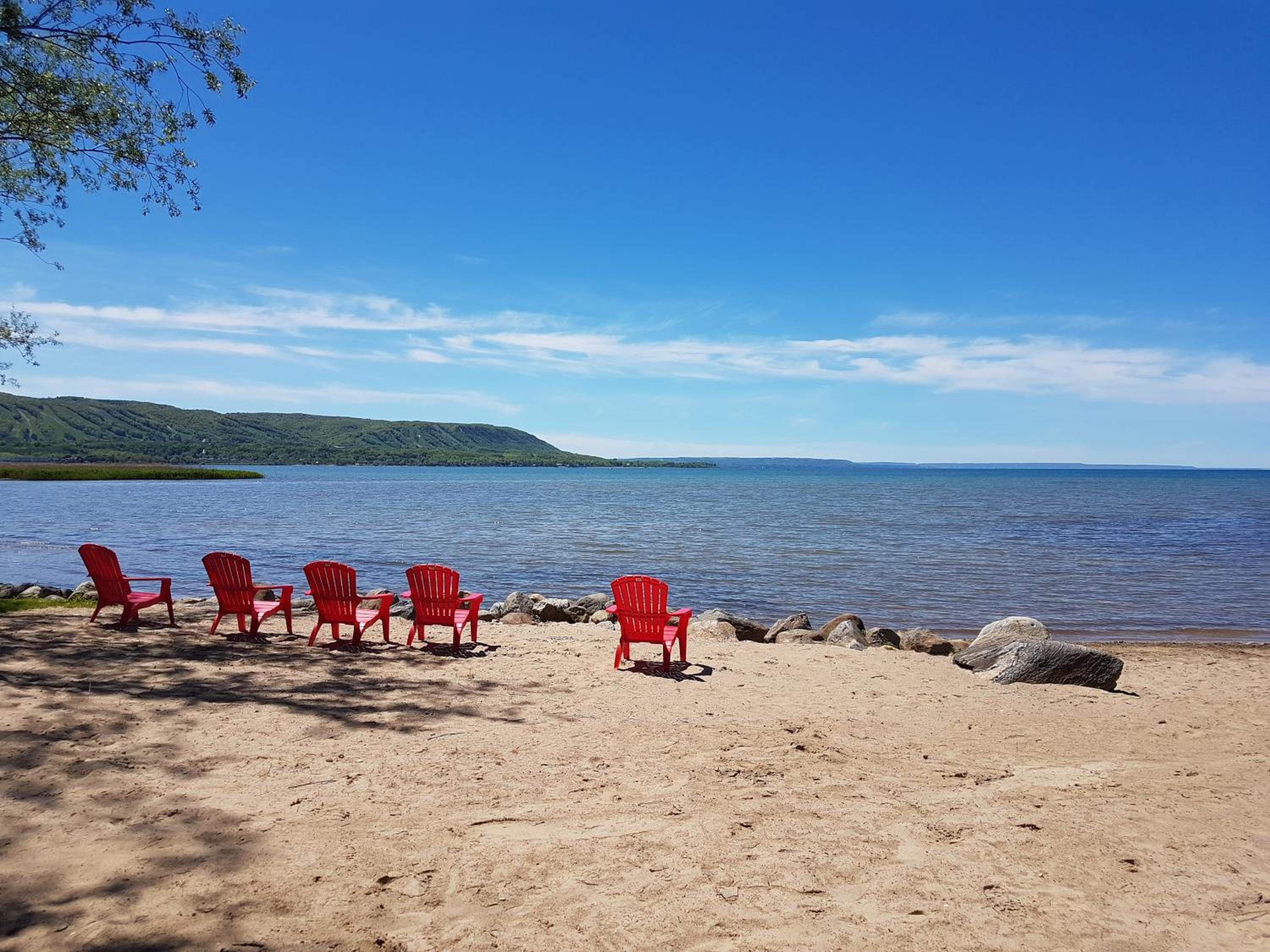 4 Bedroom Cottage near The Village, Private Beach Access, BBQ, Petfriendly