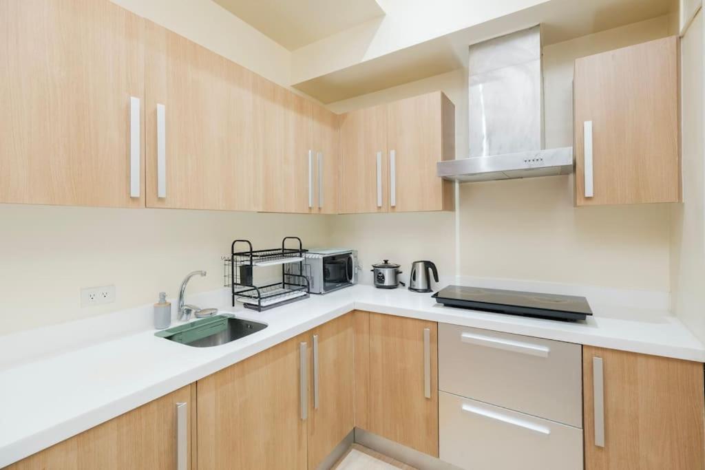 StayHere Penthouse Executive 3BR in Vibrant Makati view 4