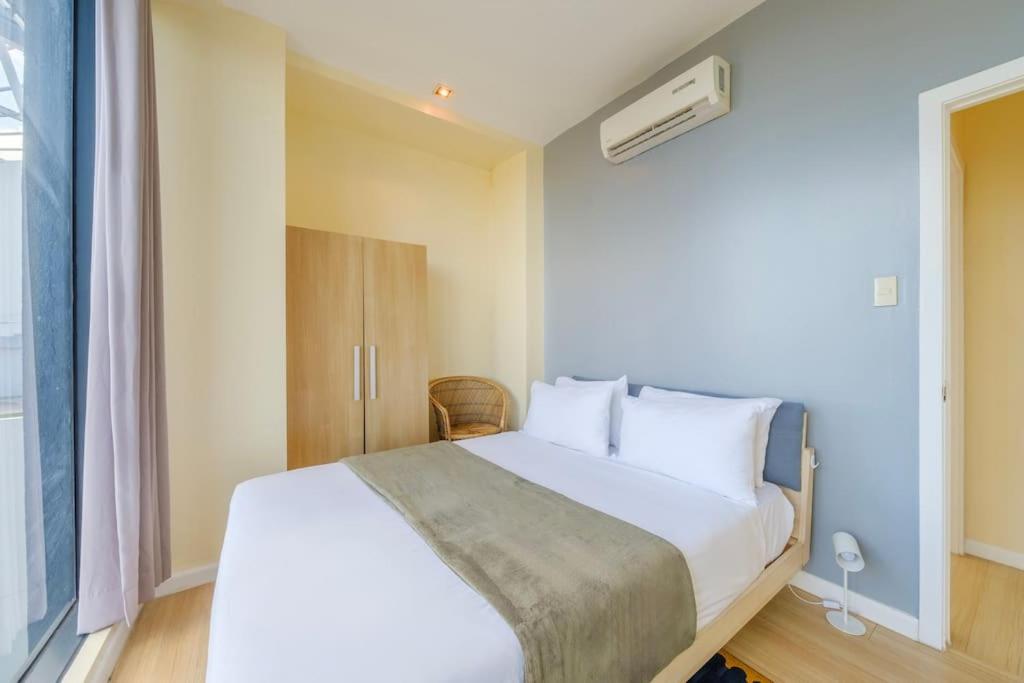 StayHere Penthouse Executive 3BR in Vibrant Makati view 3