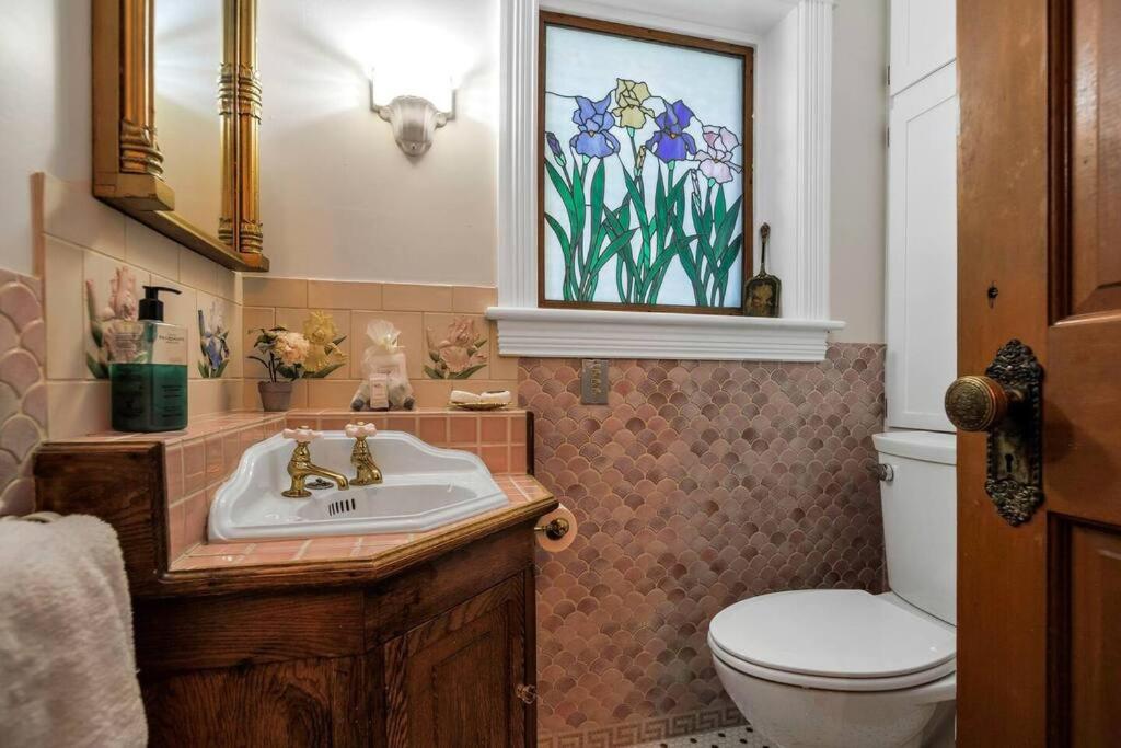 Victorian & Modern Gem+ Steps from Beach+ Mtn View view 4