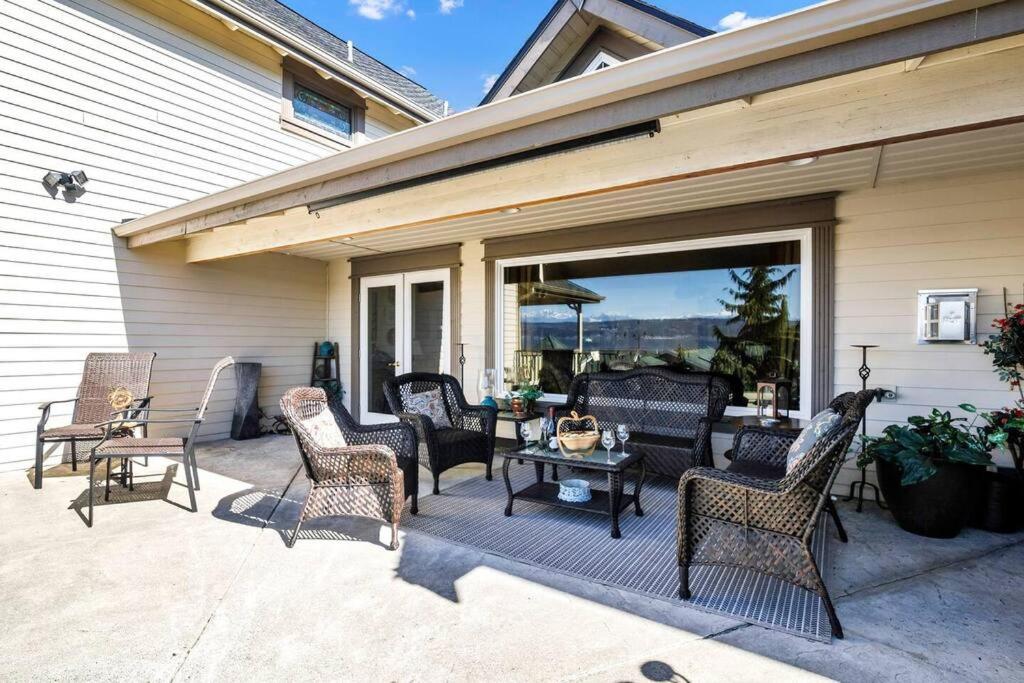 Victorian & Modern Gem+ Steps from Beach+ Mtn View view 5