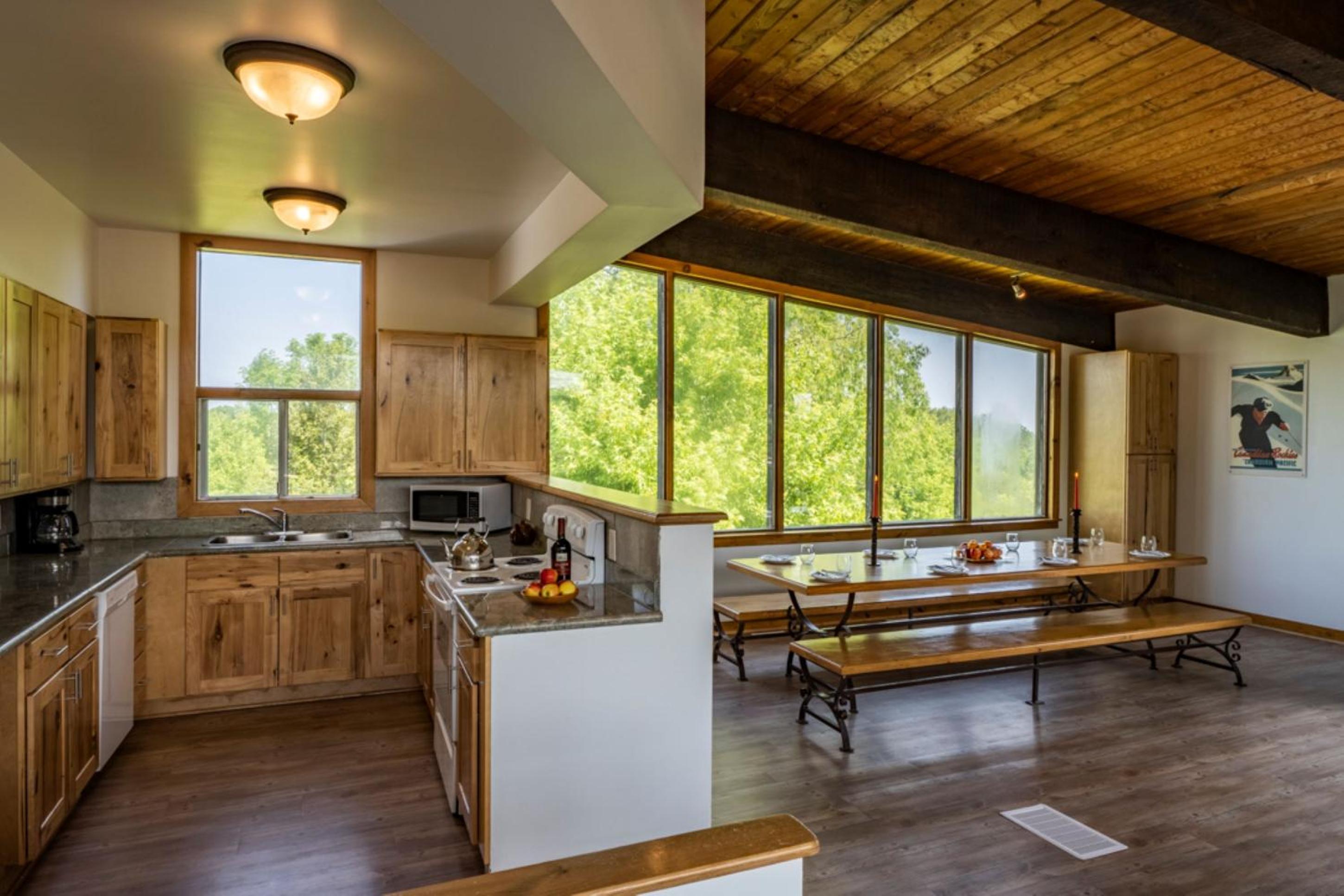 6 bdrm Blue Mountain Cottage, Private Beach Access, Hot Tub, Sauna, Table Tennis, BBQ, Petfriendly