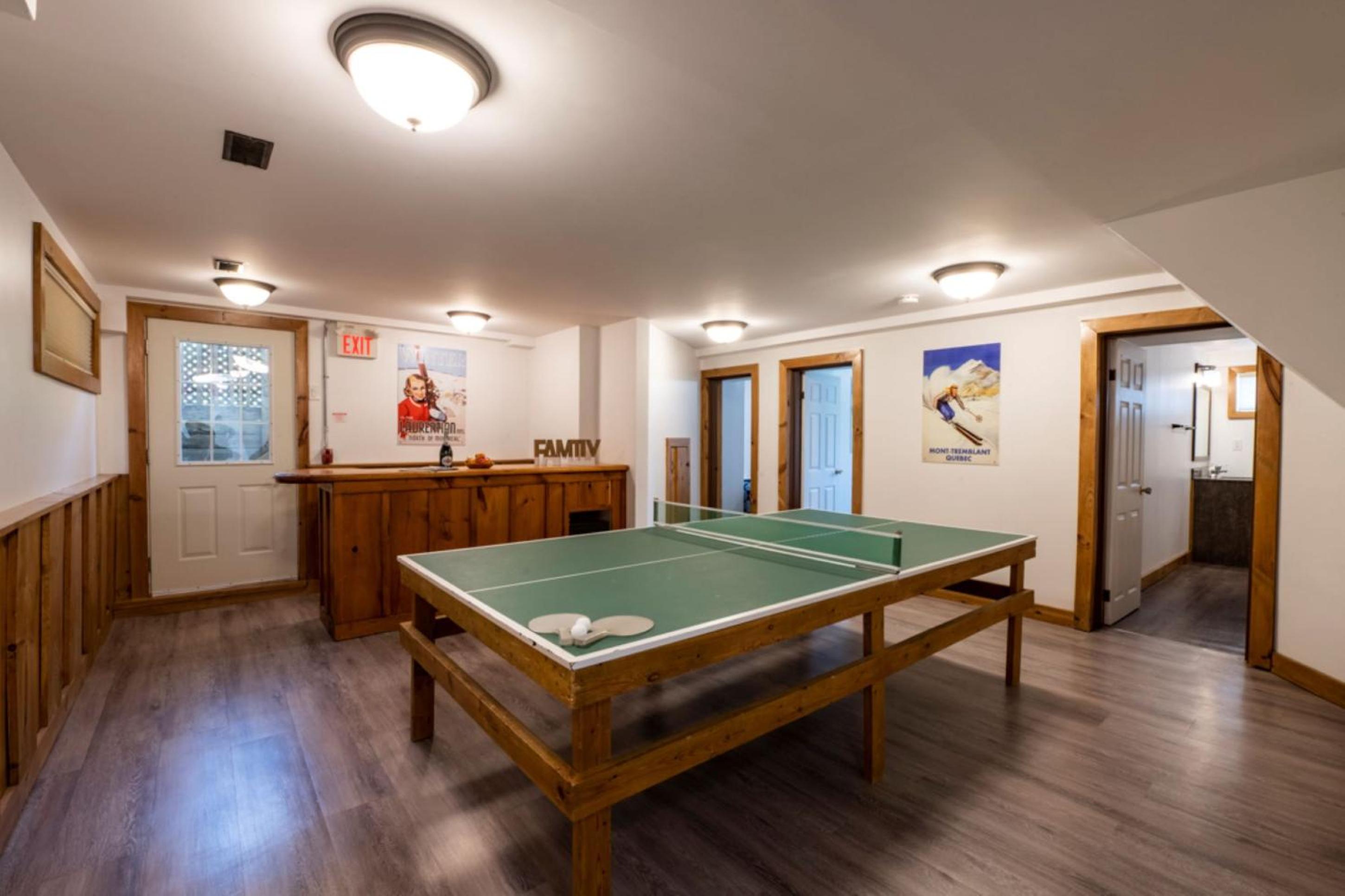 6 bdrm Blue Mountain Cottage, Private Beach Access, Hot Tub, Sauna, Table Tennis, BBQ, Petfriendly