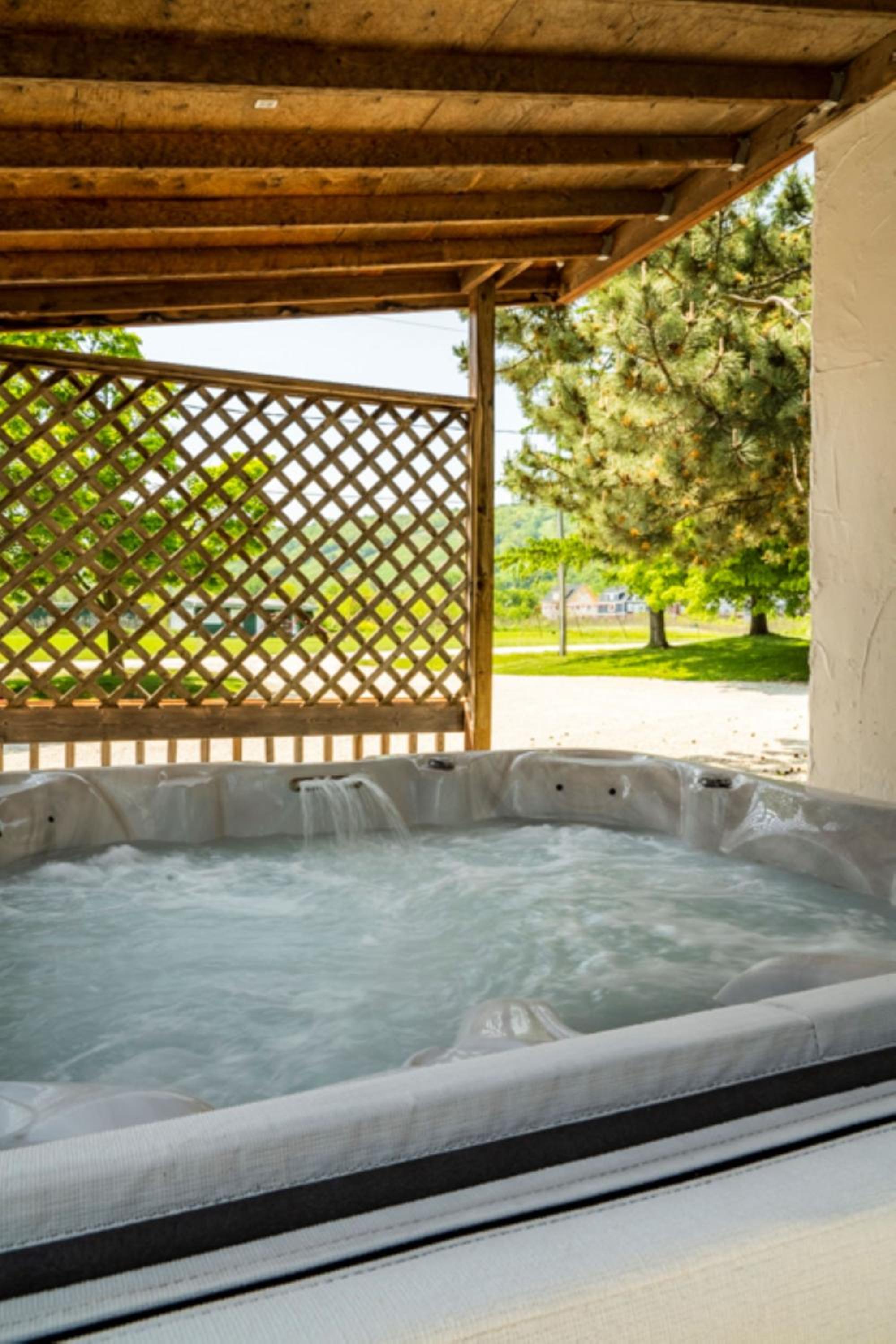 6 bdrm Blue Mountain Cottage, Private Beach Access, Hot Tub, Sauna, Table Tennis, BBQ, Petfriendly