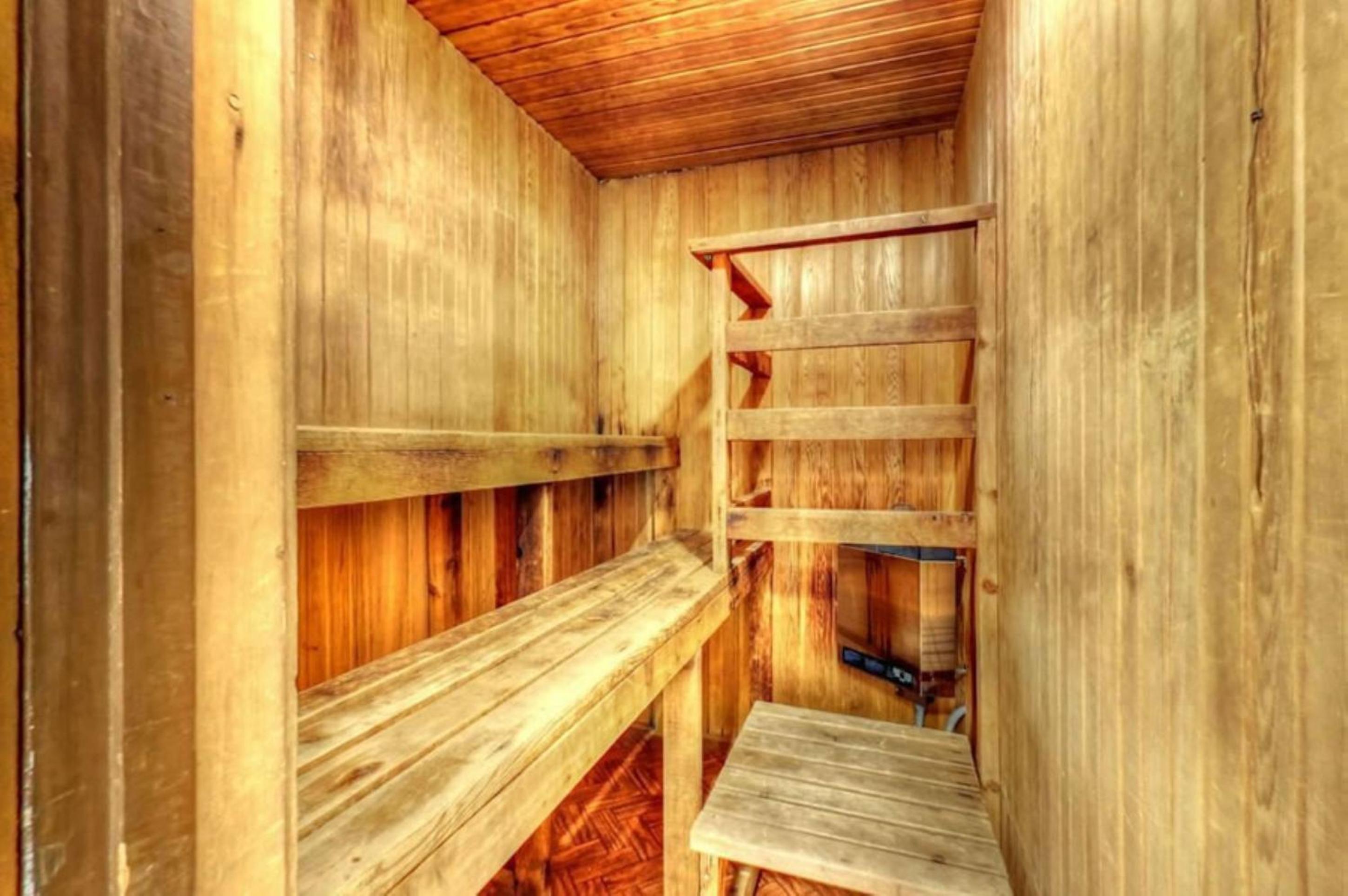 6 bdrm Blue Mountain Cottage, Private Beach Access, Hot Tub, Sauna, Table Tennis, BBQ, Petfriendly