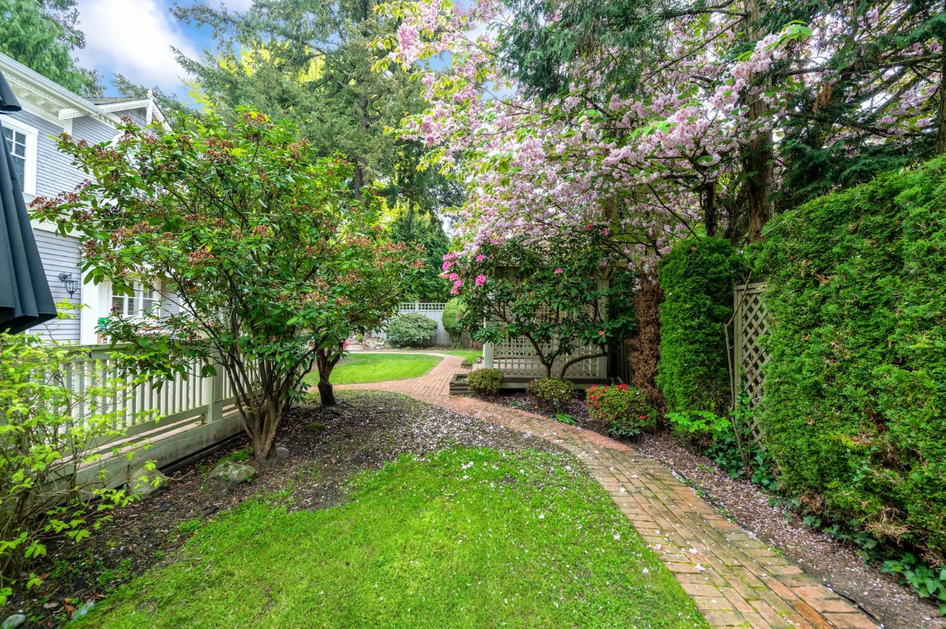 Charming Retreat on Cypress Street, Your Home Away from Home