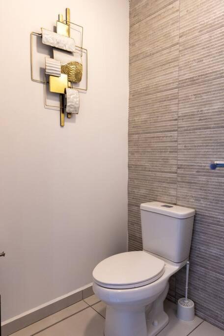 Luxury 1BR Apartment in Astria 804