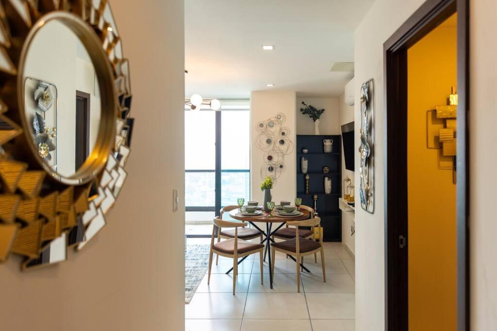 Luxury 1BR Apartment in Astria 804