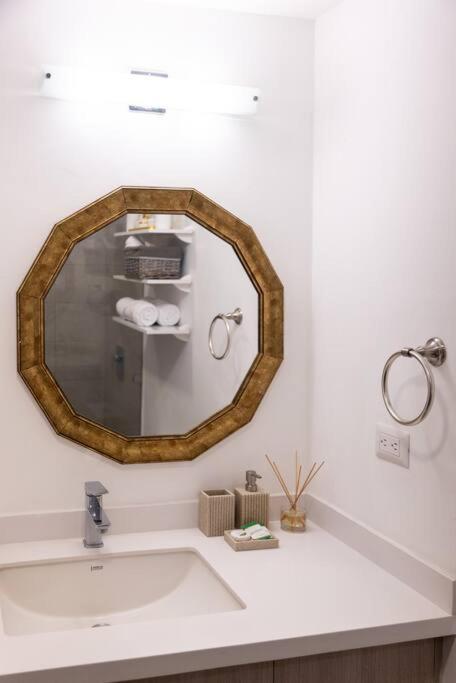 Luxury 1BR Apartment in Astria 804