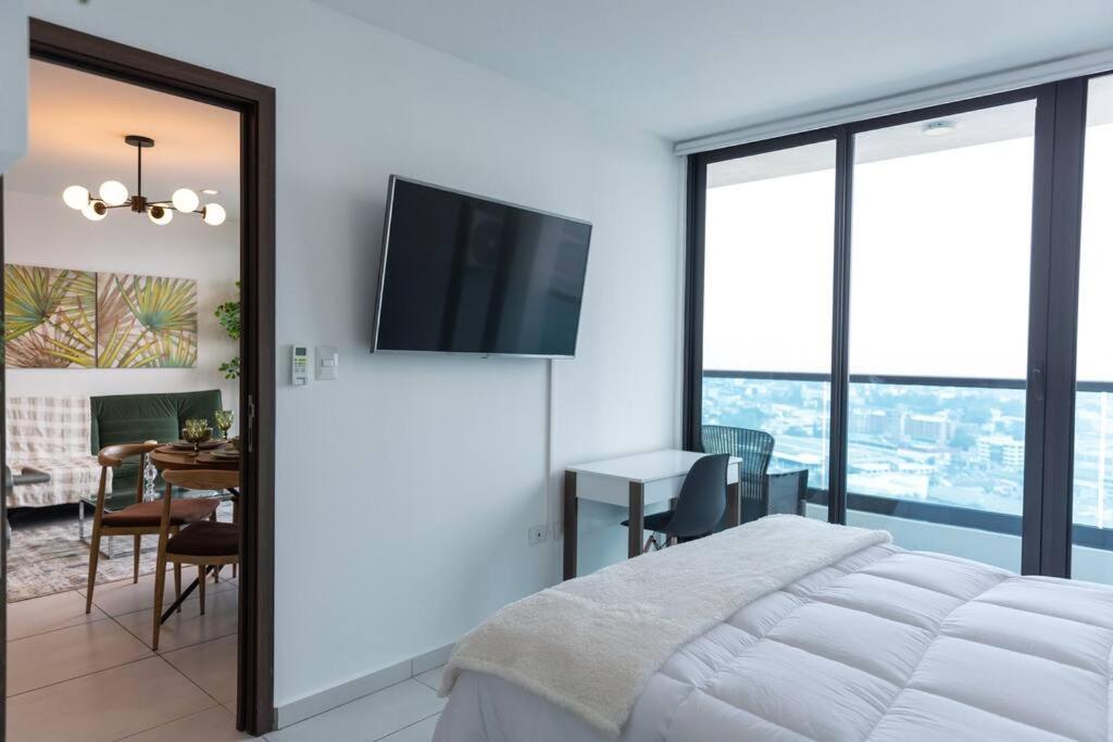 Luxury 1BR Apartment in Astria 804