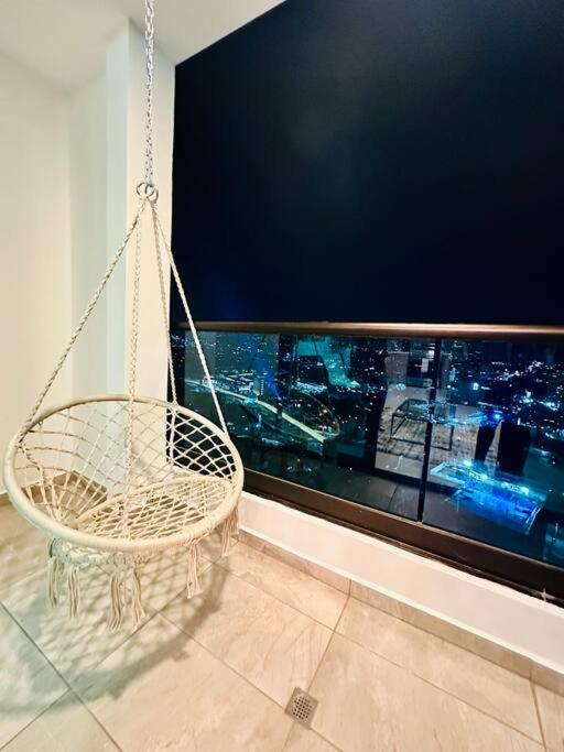 Luxury 1BR Apartment in Astria 804