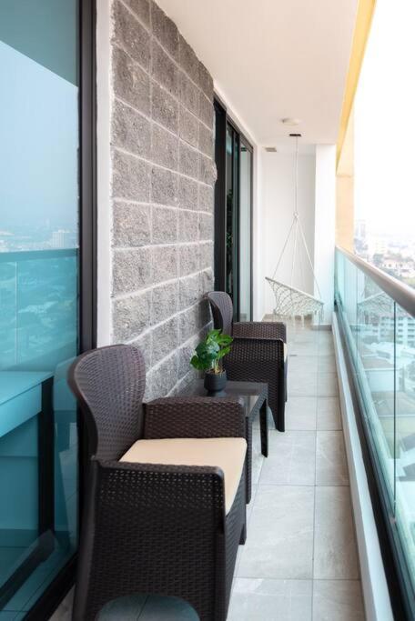 Luxury 1BR Apartment in Astria 804