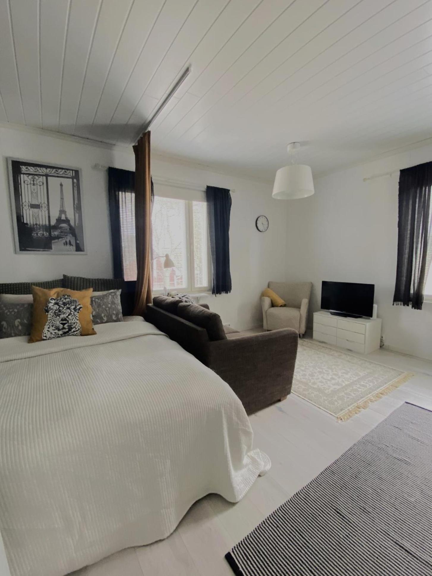 Hotel Unique wood house apartment, FREE PARKING, 2 BIKES AVAILABLE - Image 1