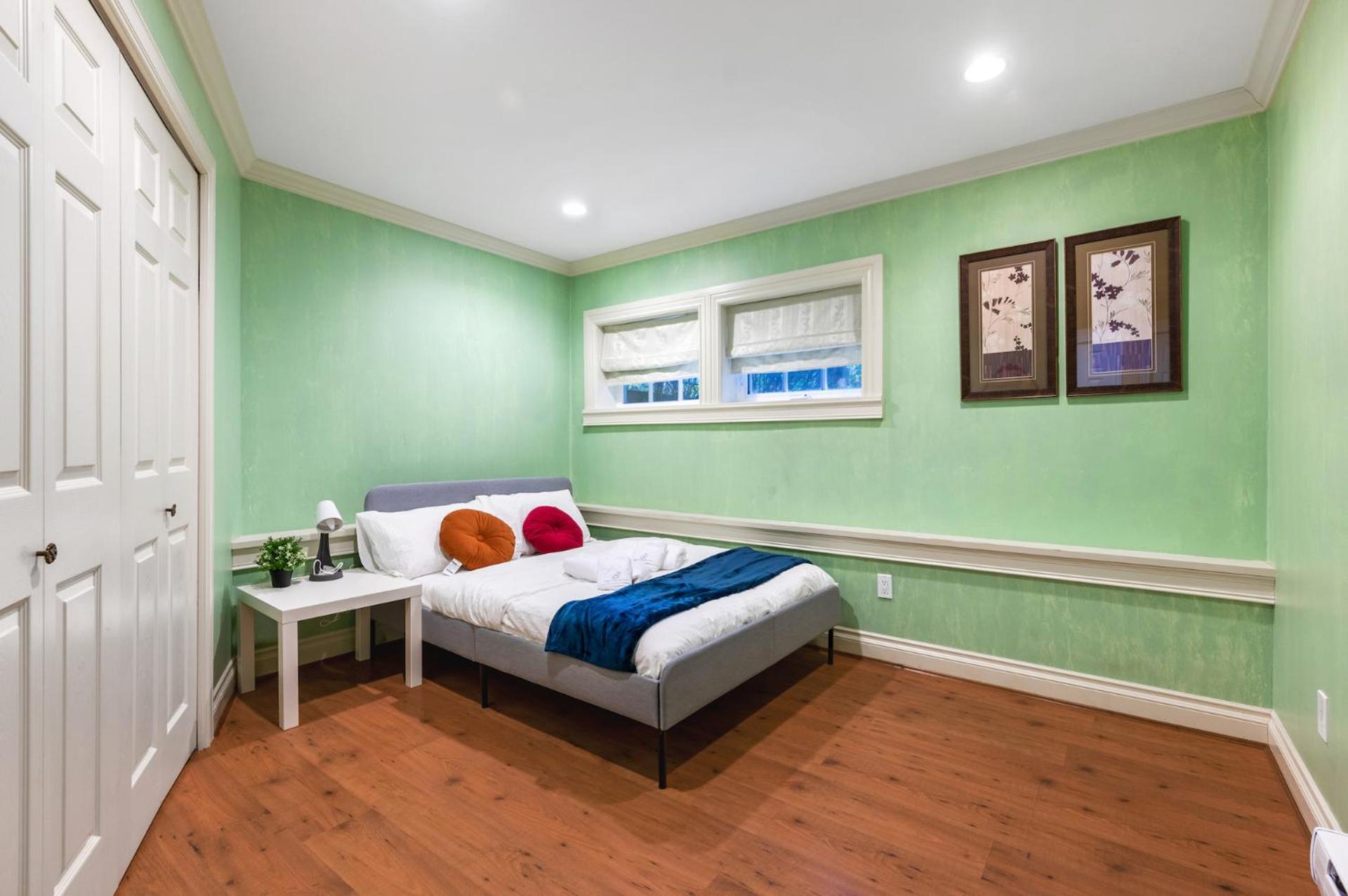 Charming Retreat on Cypress Street, Your Home Away from Home